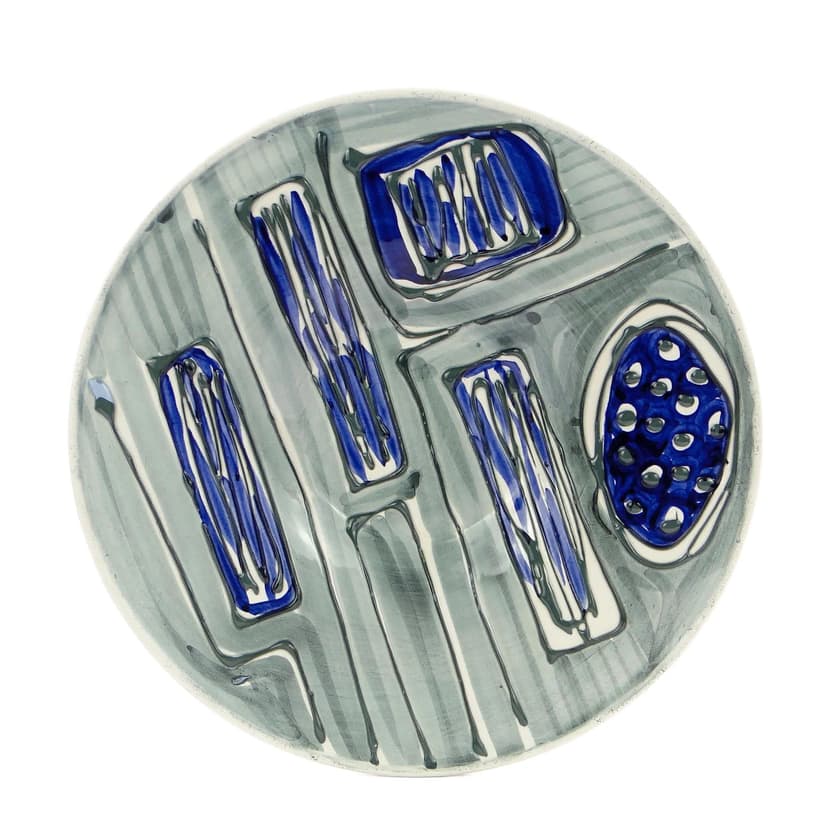 Szara fajansowa patera dekoracyjna kapelusz z wypukłą dekoracją kobaltową, proj. Instytut Wzornictwa Przemysłowego dla Włocławka, Polska, lata 50.