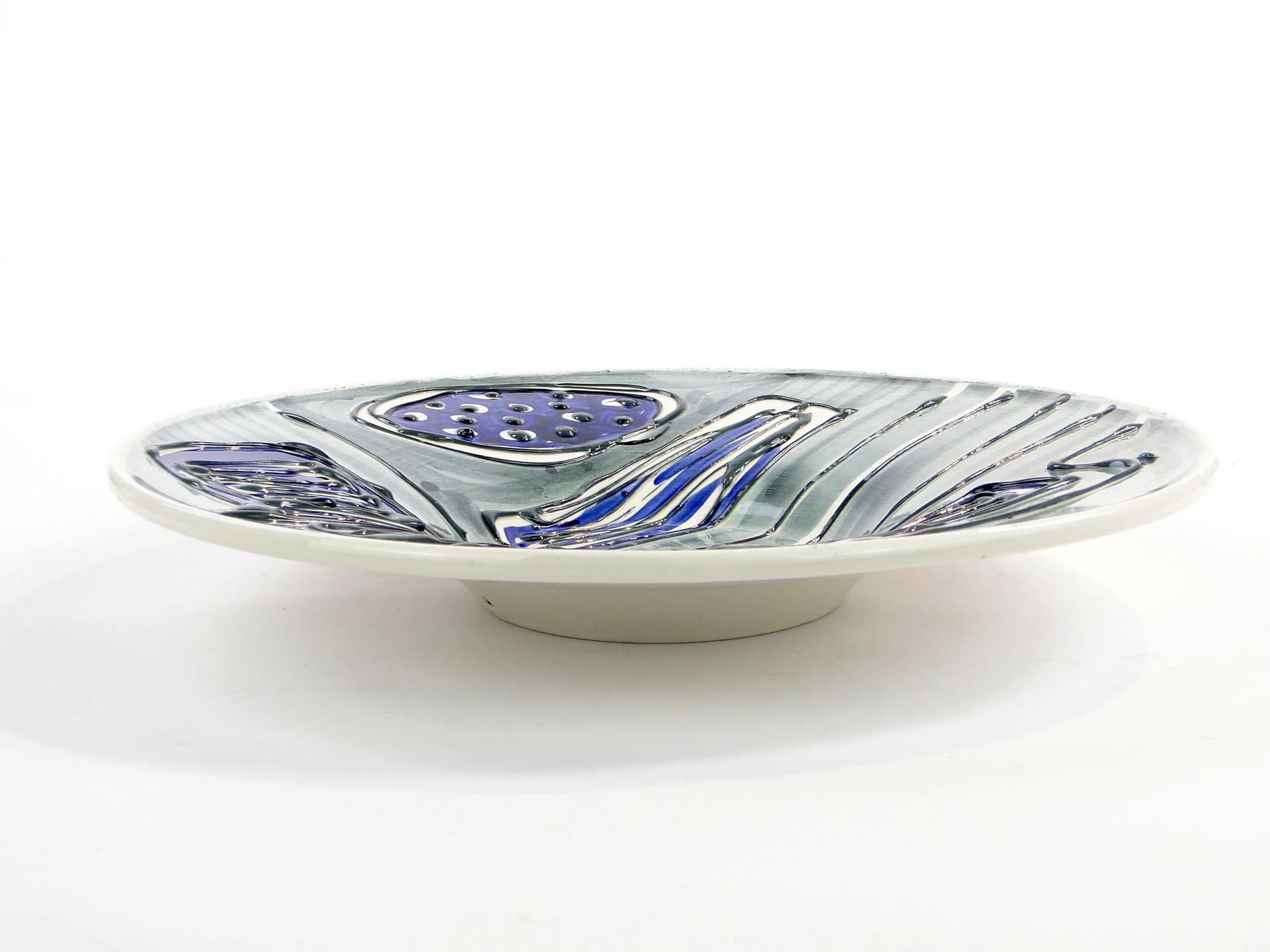 Szara fajansowa patera dekoracyjna kapelusz z wypukłą dekoracją kobaltową, proj. Instytut Wzornictwa Przemysłowego dla Włocławka, Polska, lata 50. - 23309