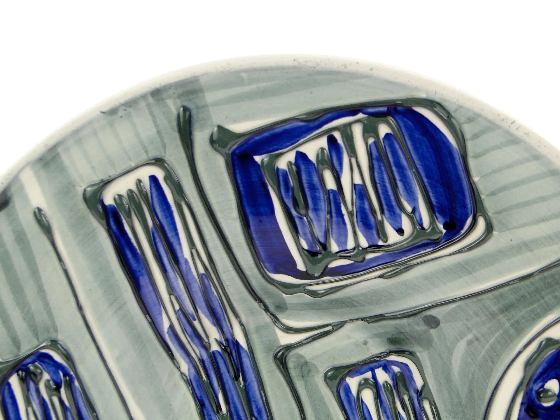 Szara fajansowa patera dekoracyjna kapelusz z wypukłą dekoracją kobaltową, proj. Instytut Wzornictwa Przemysłowego dla Włocławka, Polska, lata 50. - 23304