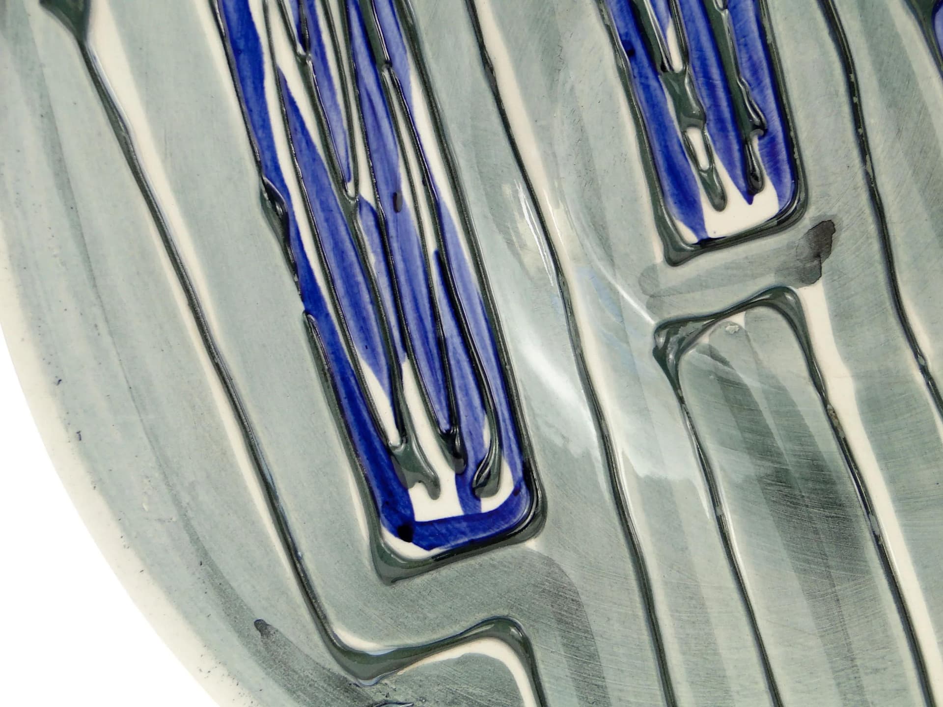 Szara fajansowa patera dekoracyjna kapelusz z wypukłą dekoracją kobaltową, proj. Instytut Wzornictwa Przemysłowego dla Włocławka, Polska, lata 50. - 23306