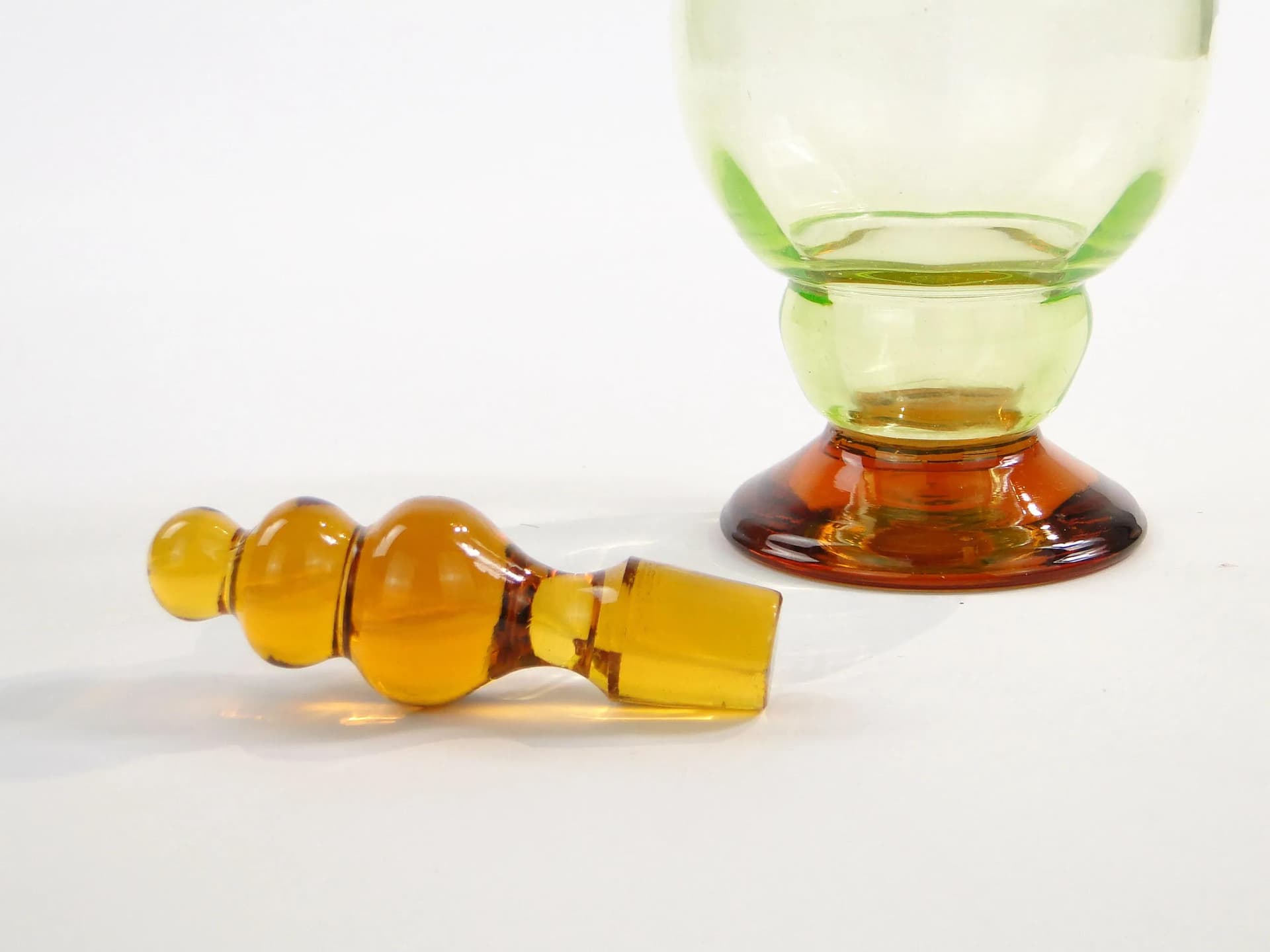 Karafka Art Deco, szkło uranowe jasnozielone, szkło pomarańczowe, Zawiercie, Polska, lata 30. - 23300