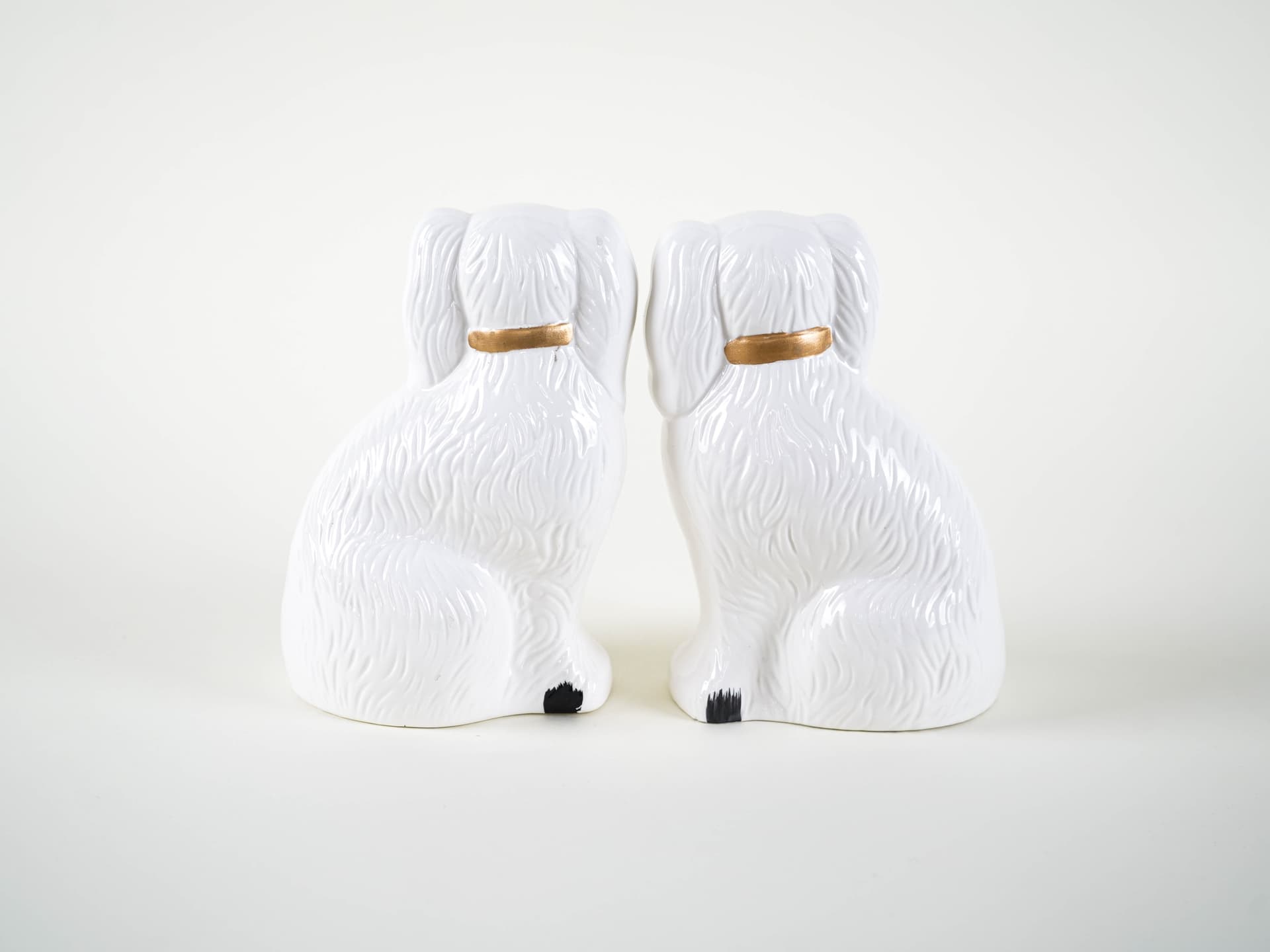 Pair of dog figurines, white ceramic, United Kingdom, 1970s. - 313385