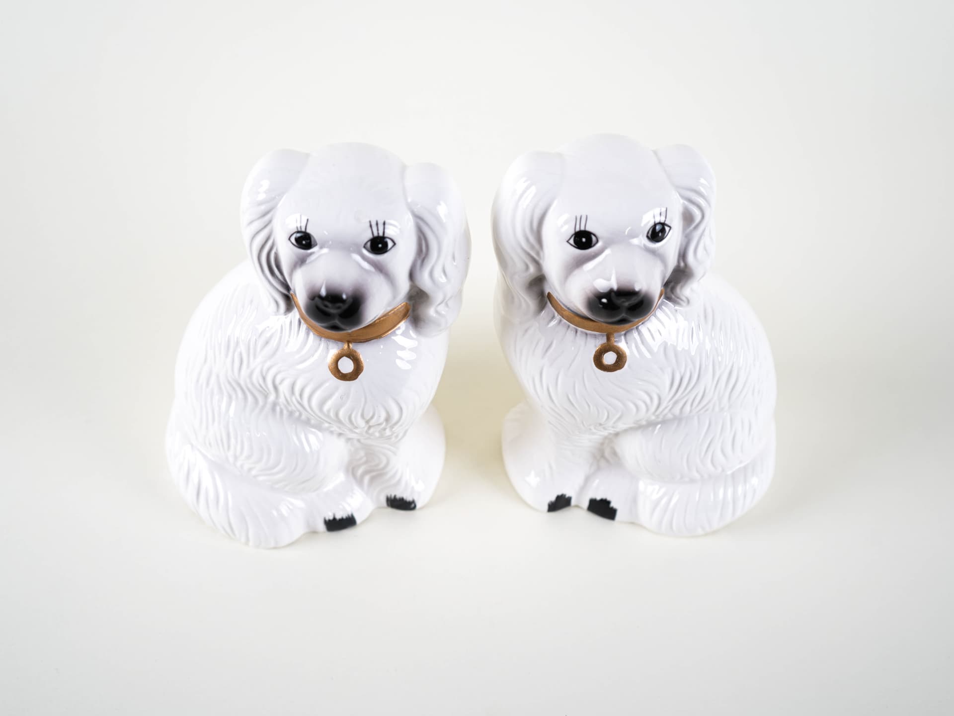 Pair of dog figurines, white ceramic, United Kingdom, 1970s. - 313383