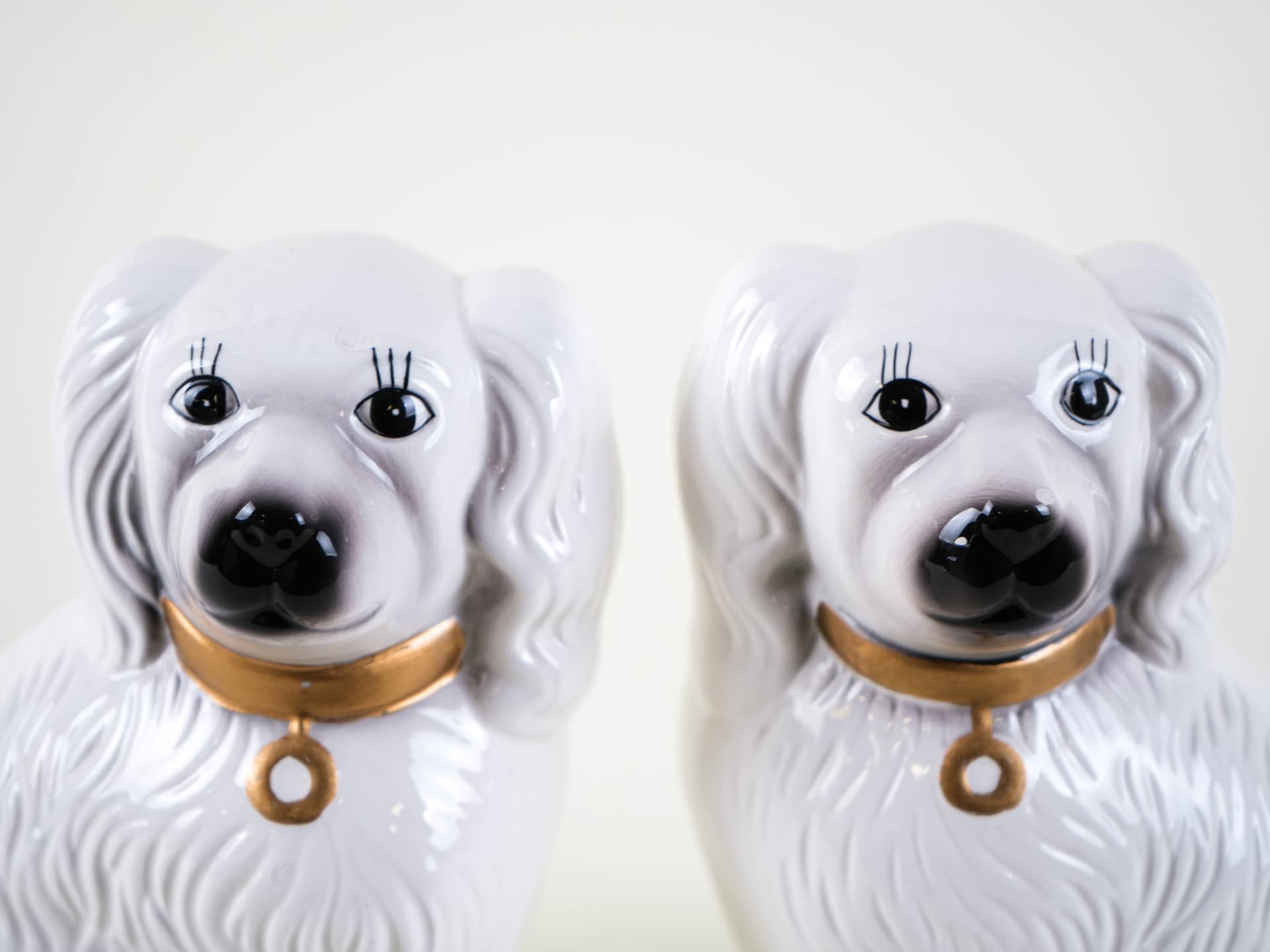 Pair of dog figurines, white ceramic, United Kingdom, 1970s. - 313386