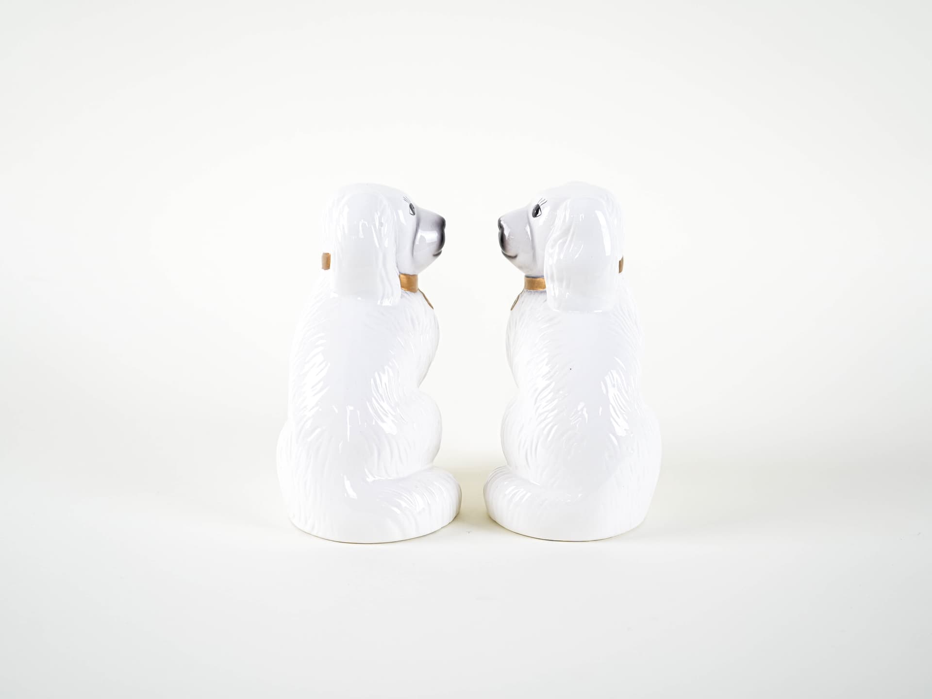 Pair of dog figurines, white ceramic, United Kingdom, 1970s. - 313382