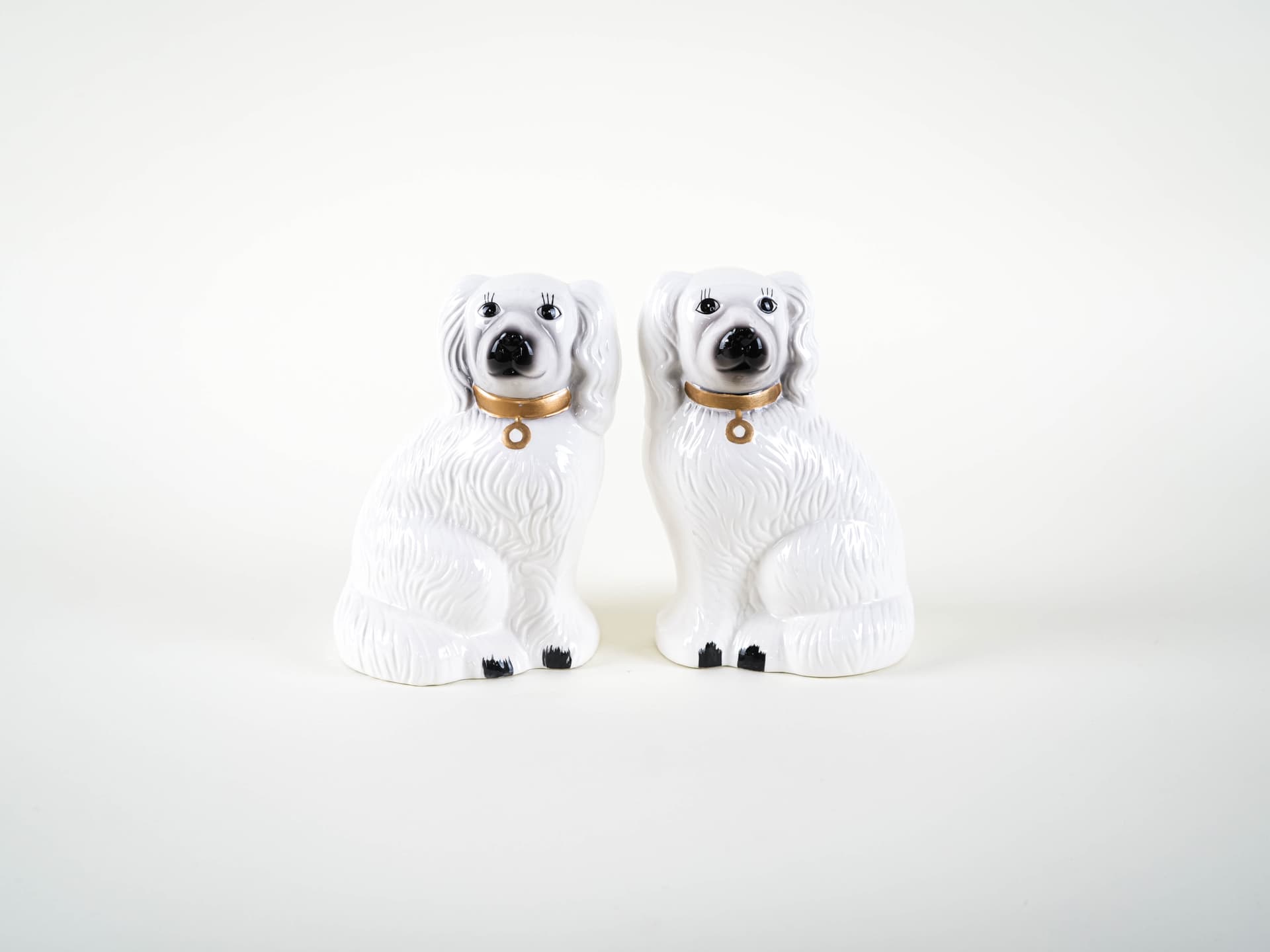 Pair of dog figurines, white ceramic, United Kingdom, 1970s. - 313381