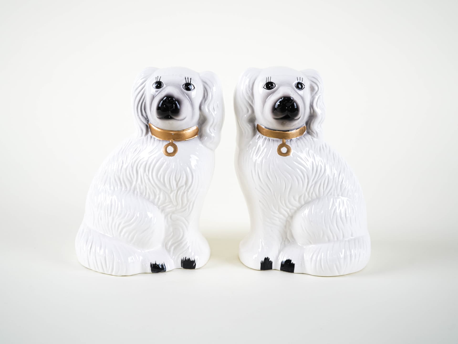 Pair of dog figurines, white ceramic, United Kingdom, 1970s. - 313384