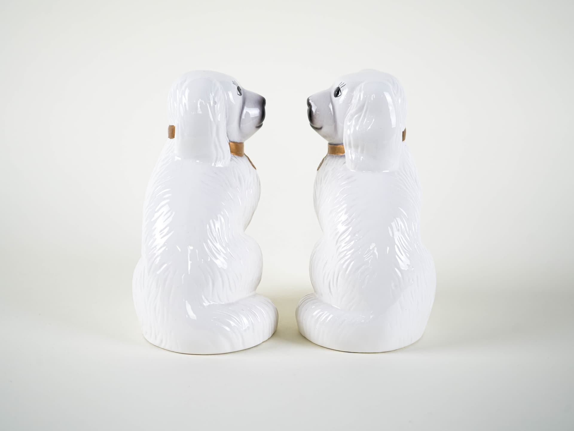 Pair of dog figurines, white ceramic, United Kingdom, 1970s. - 313380