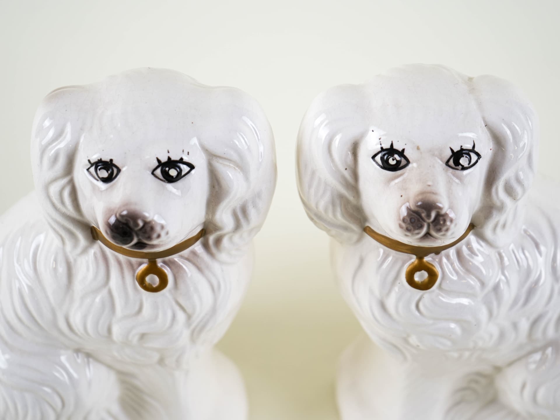 Pair of dog figurines, white ceramic, United Kingdom, 1970s. - 313435