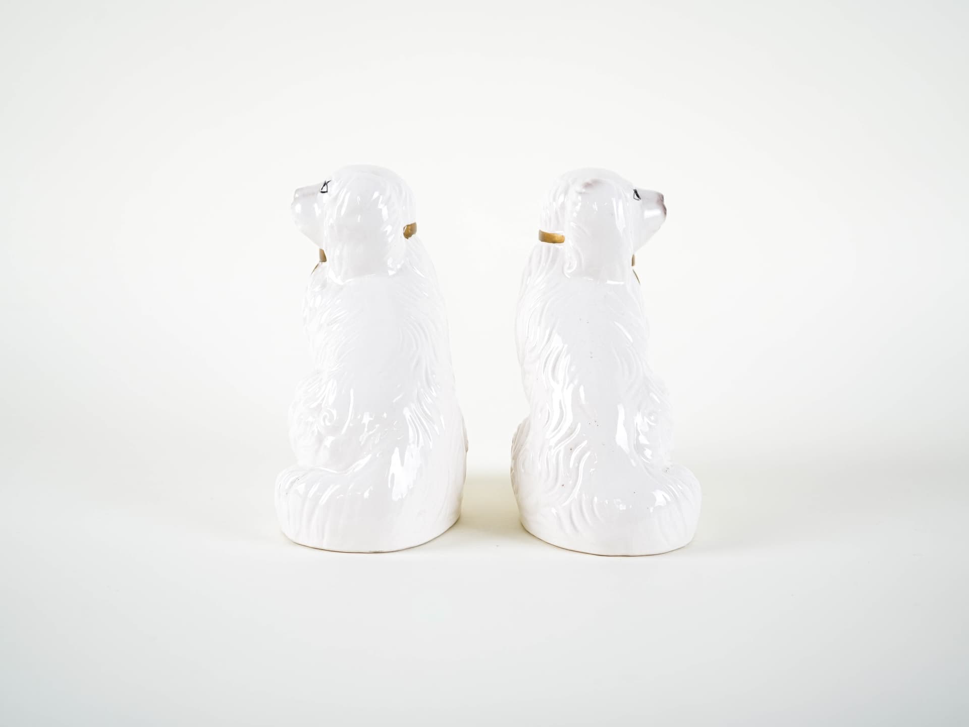 Pair of dog figurines, white ceramic, United Kingdom, 1970s. - 313436