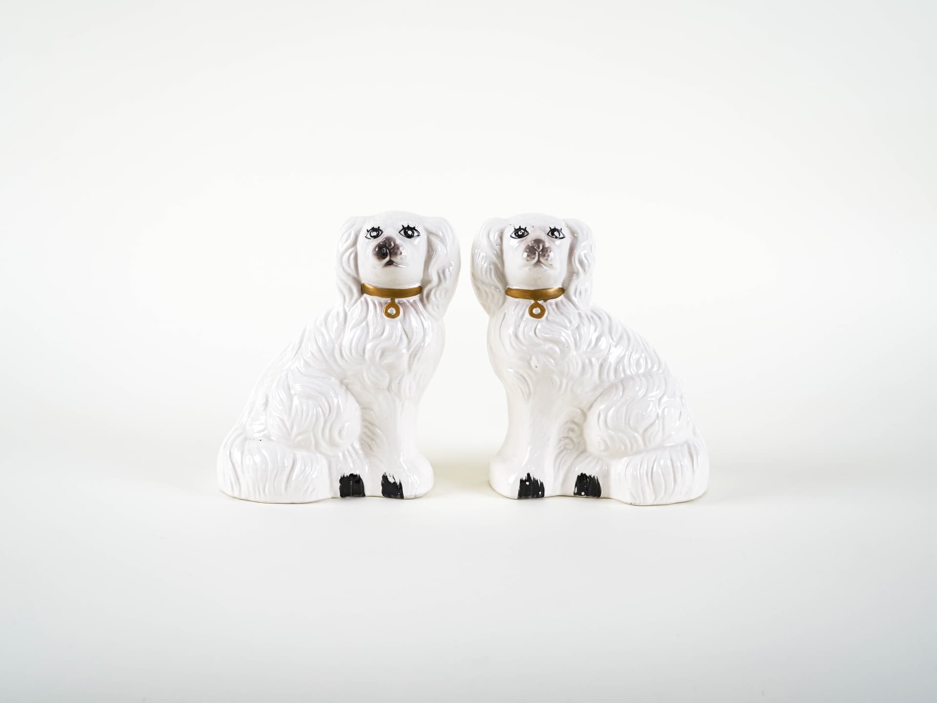 Pair of dog figurines, white ceramic, United Kingdom, 1970s. - 313430