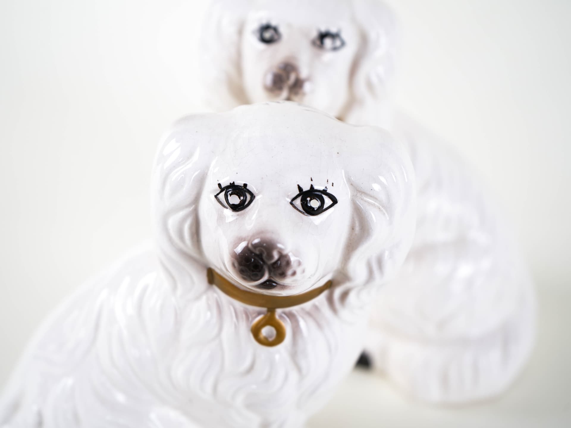Pair of dog figurines, white ceramic, United Kingdom, 1970s. - 313438