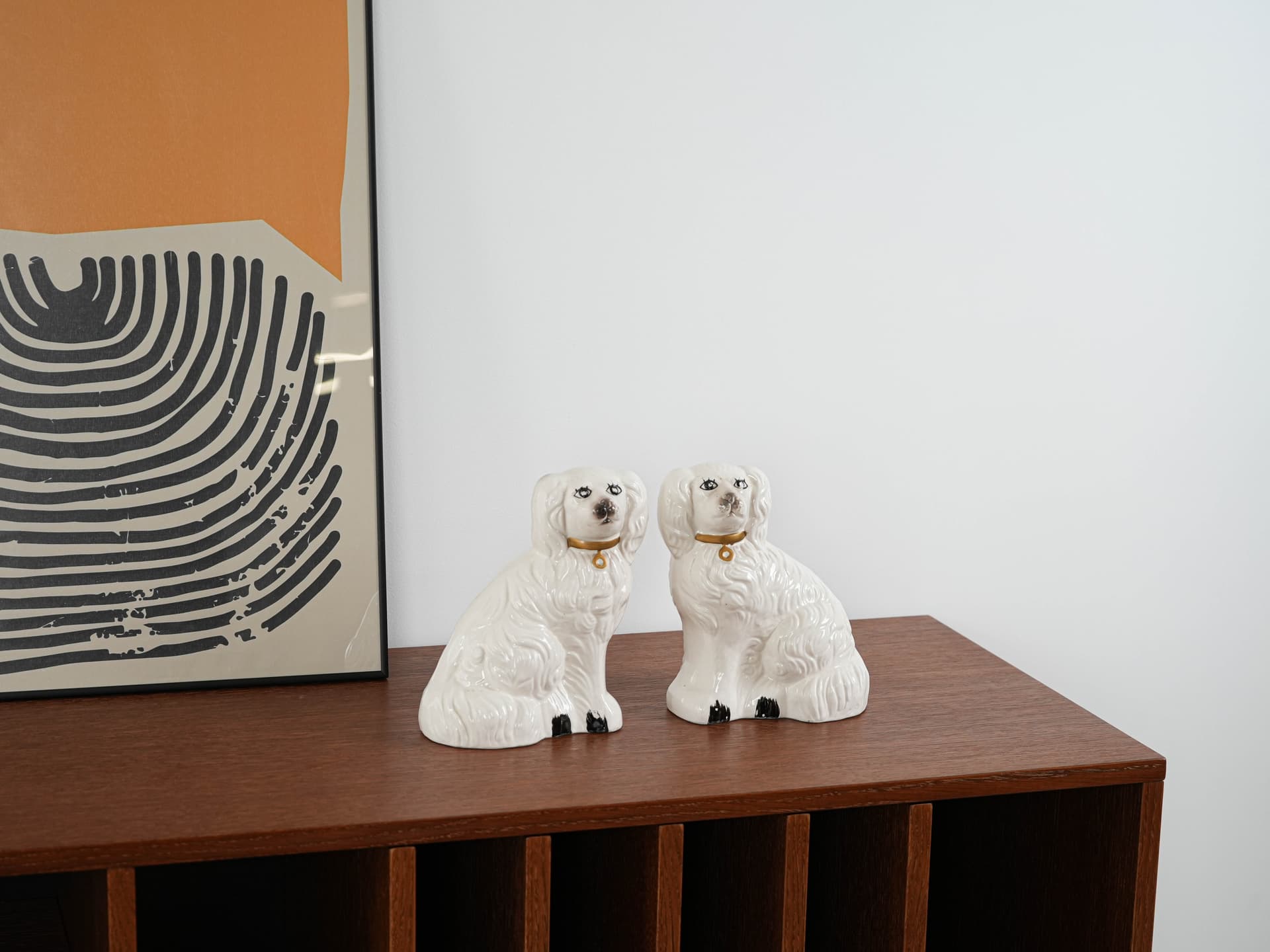 Pair of dog figurines, white ceramic, United Kingdom, 1970s. - 313433