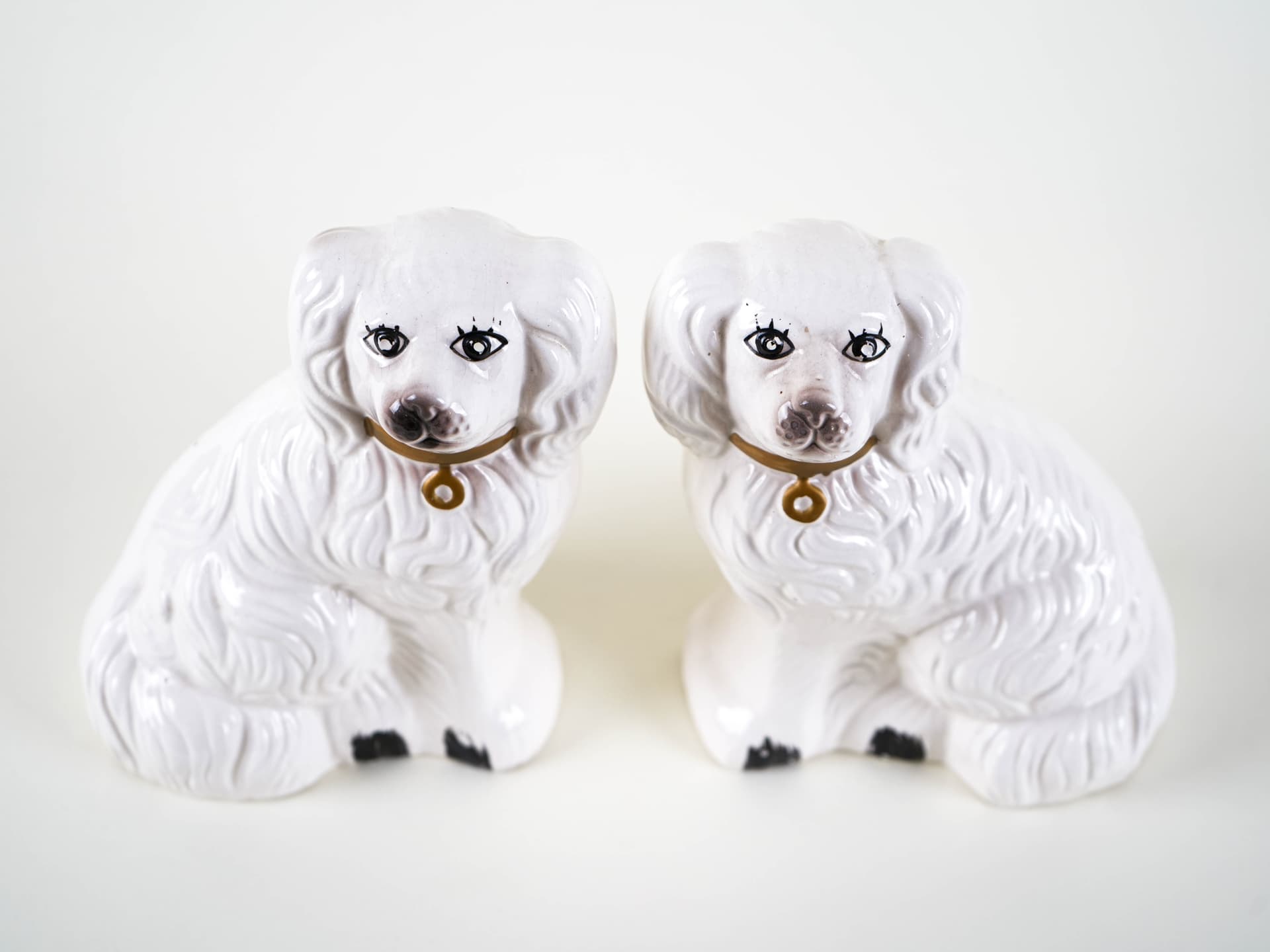 Pair of dog figurines, white ceramic, United Kingdom, 1970s. - 313432