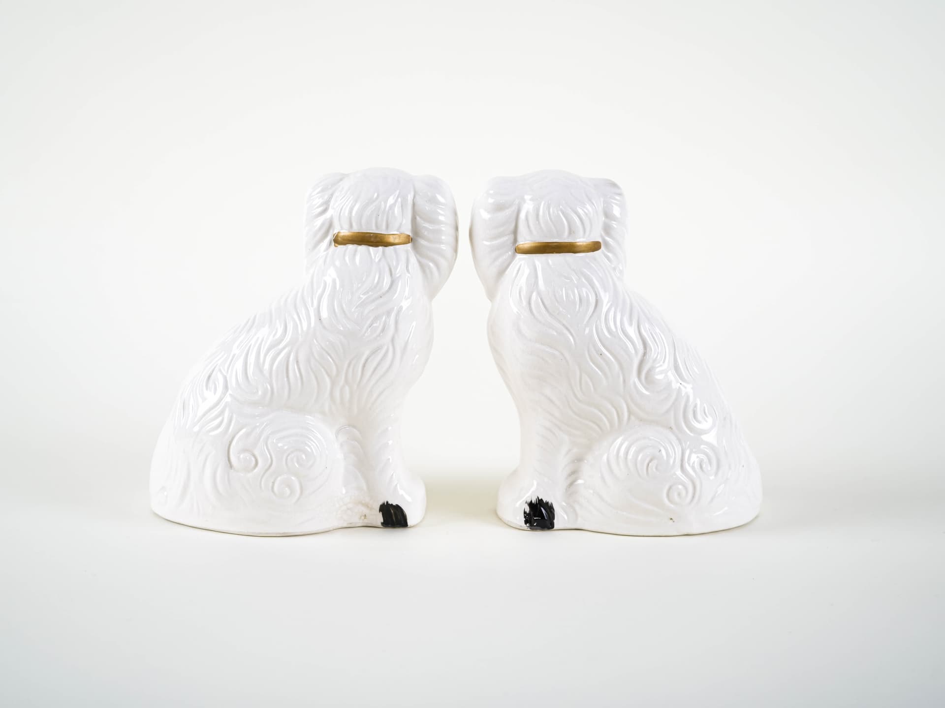 Pair of dog figurines, white ceramic, United Kingdom, 1970s. - 313434