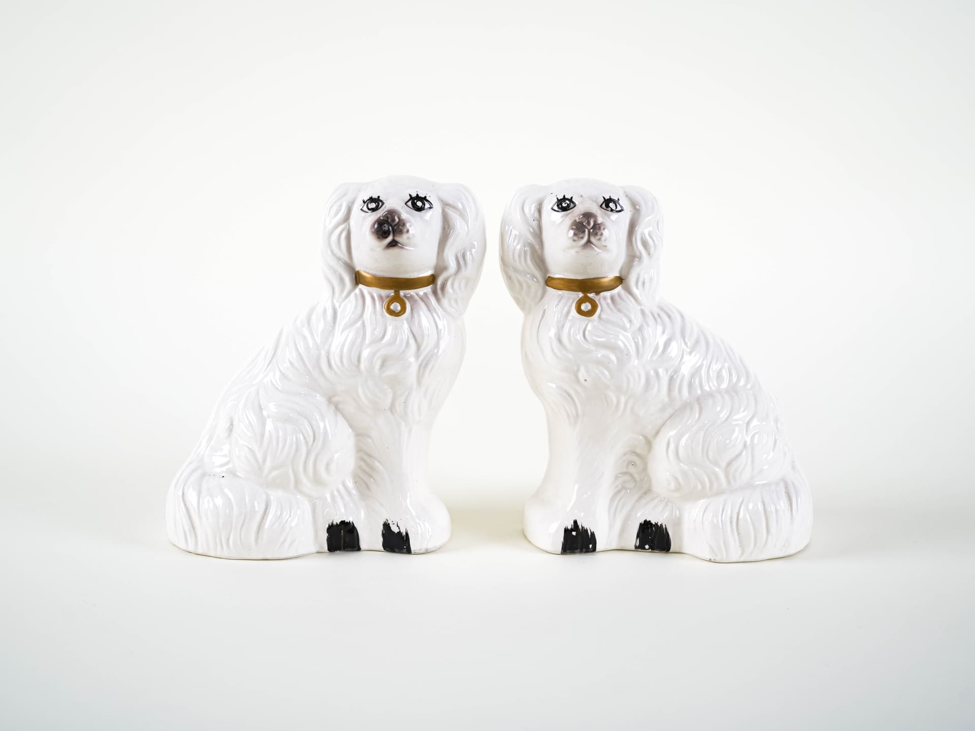 Pair of dog figurines, white ceramic, United Kingdom, 1970s. - 313431