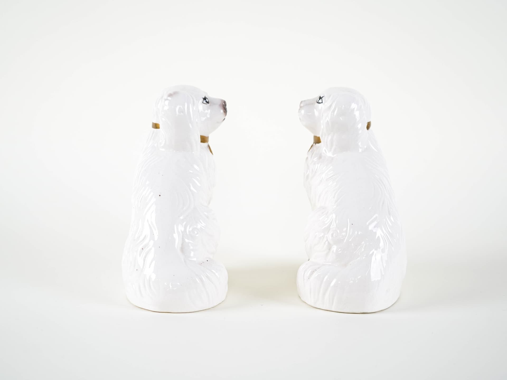 Pair of dog figurines, white ceramic, United Kingdom, 1970s. - 313437