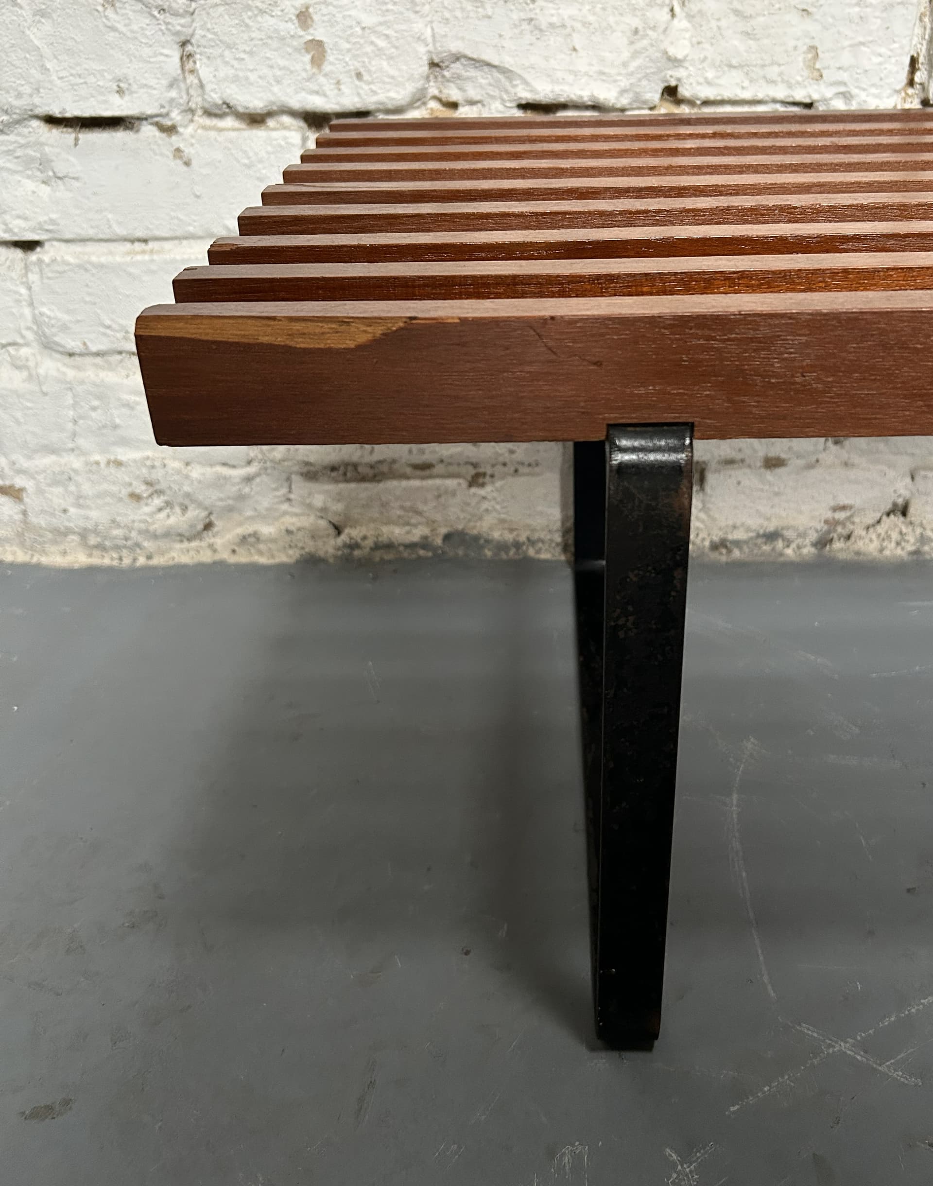 Ławka mid-century modern, teak brązowy, metal czarny, lata 60. - 313544