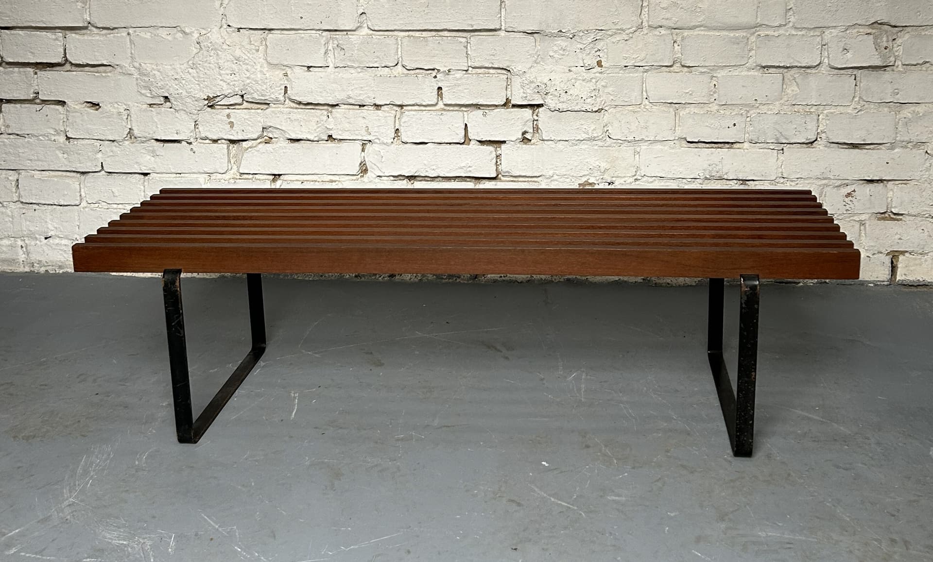 Ławka mid-century modern, teak brązowy, metal czarny, lata 60. - 313537