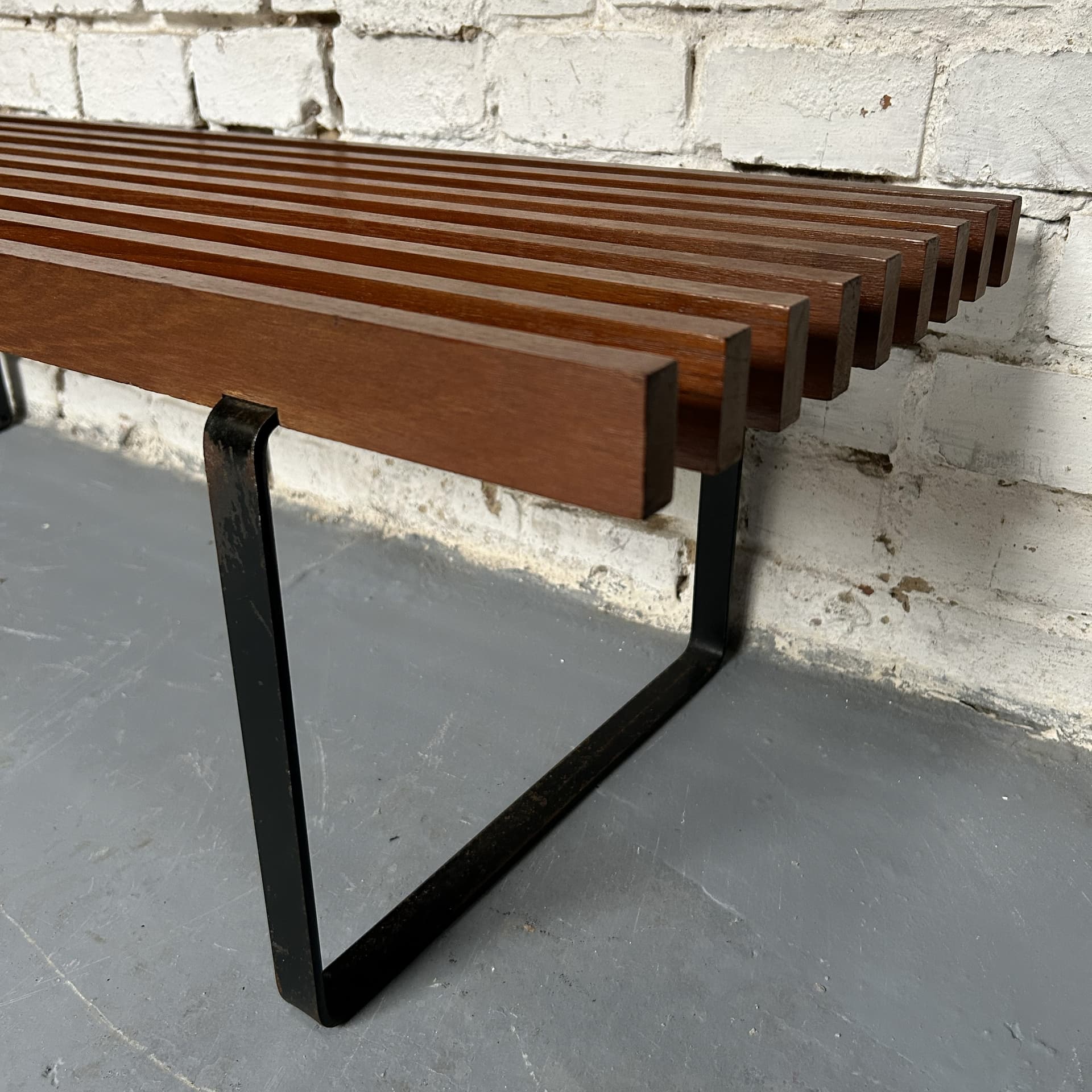 Ławka mid-century modern, teak brązowy, metal czarny, lata 60. - 313545