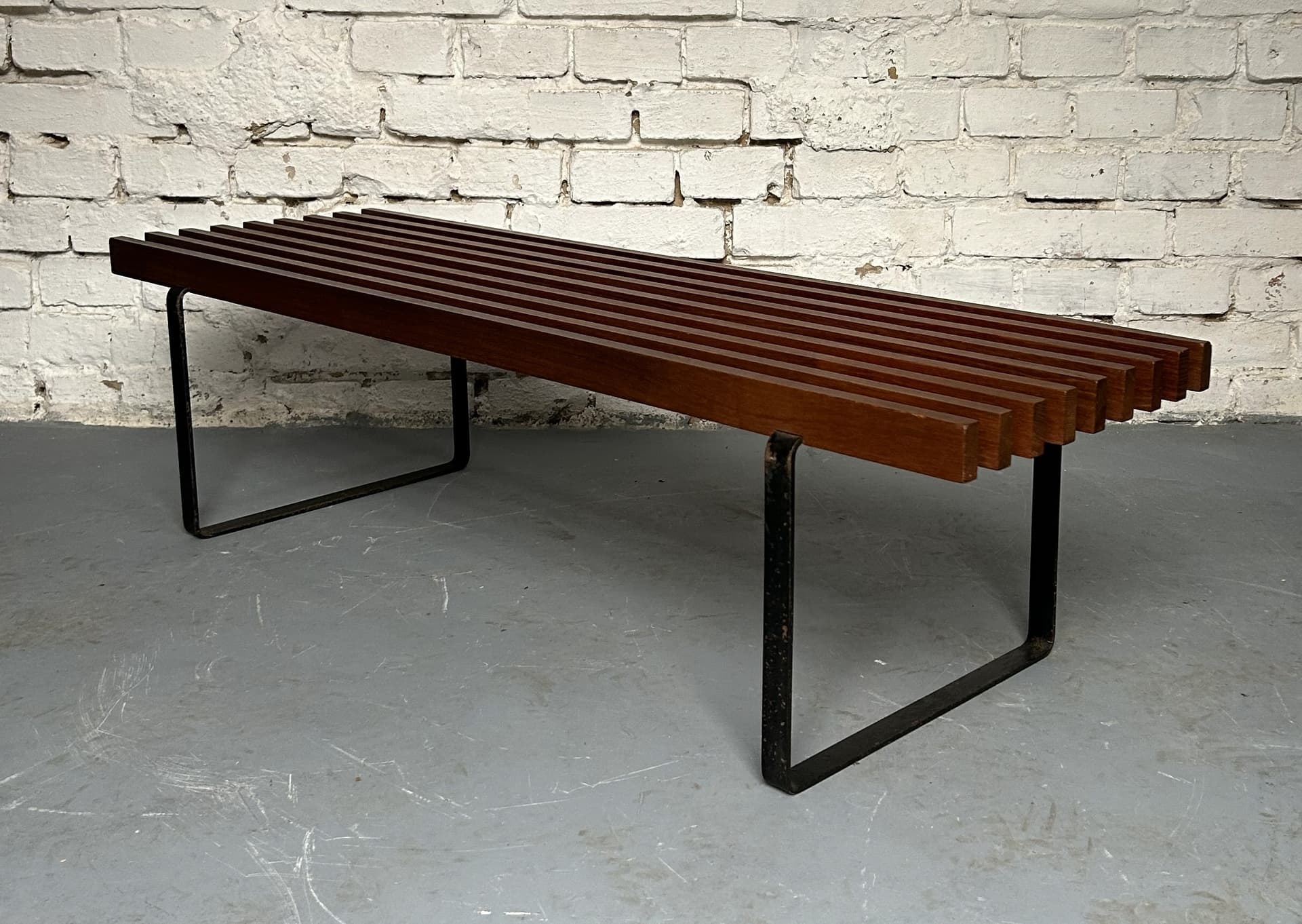 Ławka mid-century modern, teak brązowy, metal czarny, lata 60. - 313540