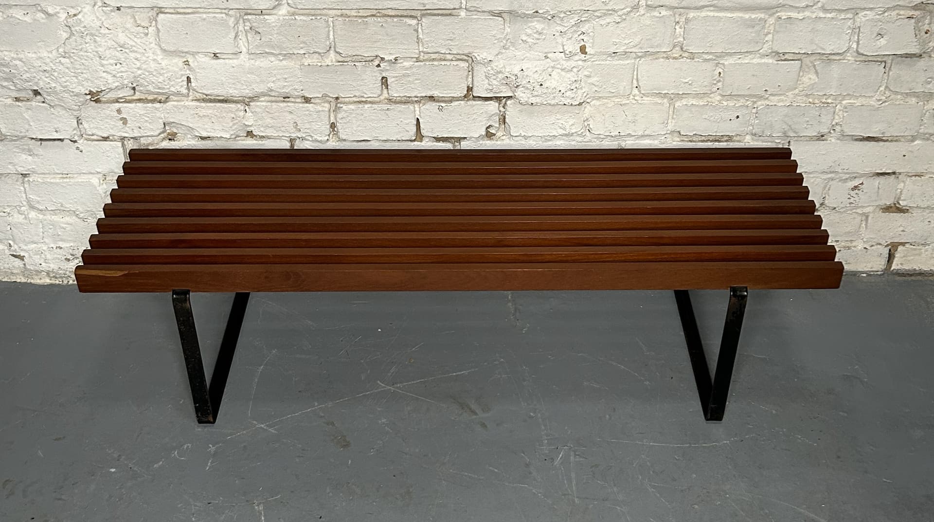 Ławka mid-century modern, teak brązowy, metal czarny, lata 60. - 313542