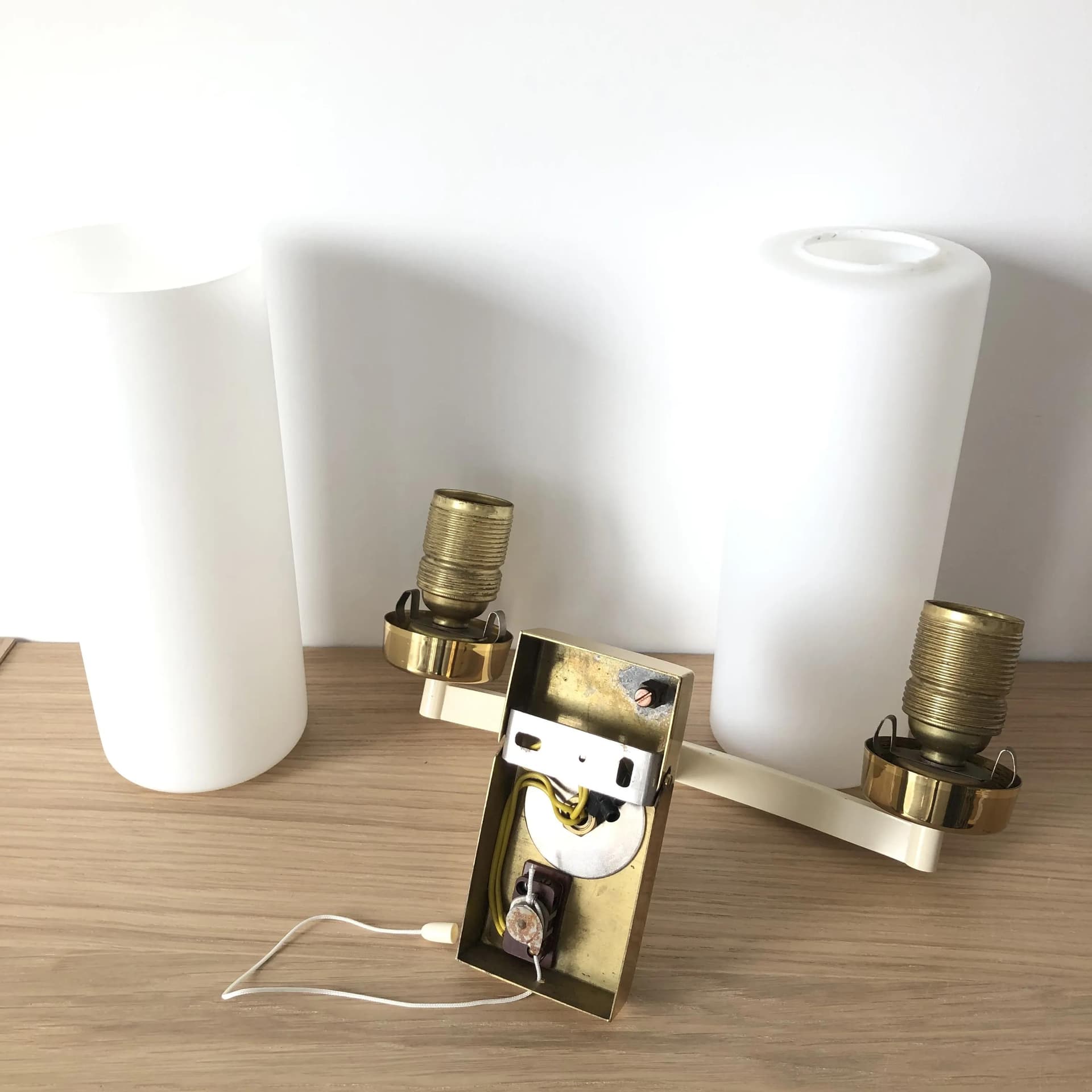 Kinkiet, złocony mosiądz, opałowe szkło, Francja, lata 70. - 23232