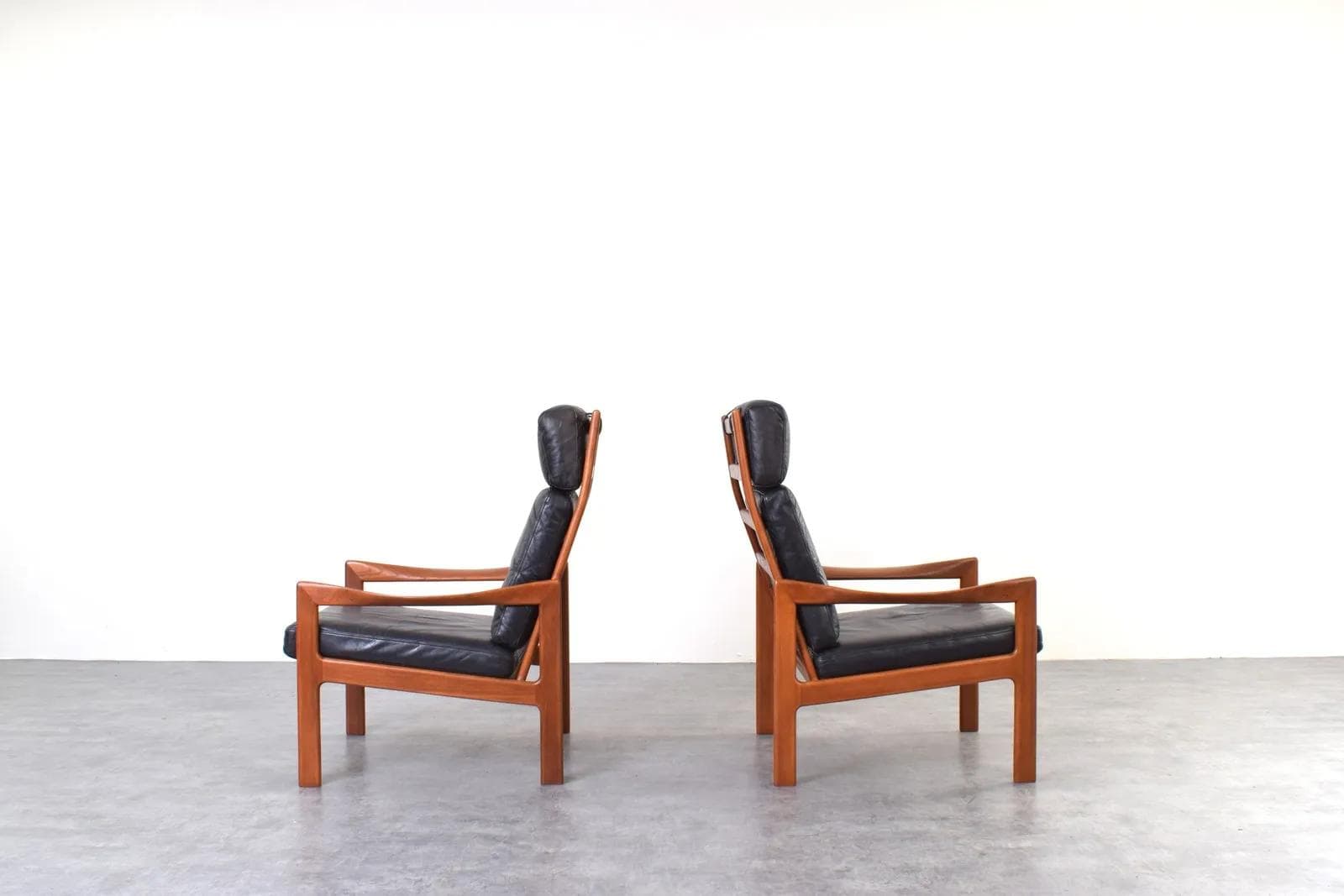 Para foteli, teak brązowy, skóra czarna, proj. I. Wikkelsø, Niels Eilersen, Dania, lata 60. - 316135