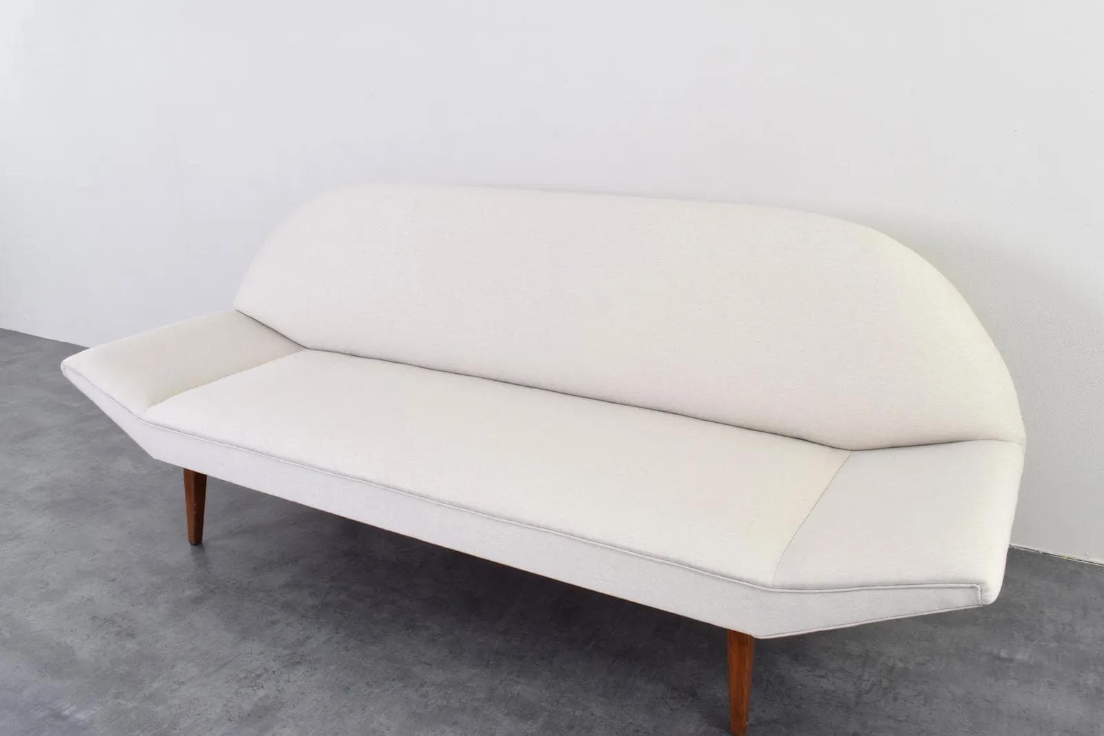 Sofa, beżowa tkanina, teak brązowy, Dania, lata 60. - 316120