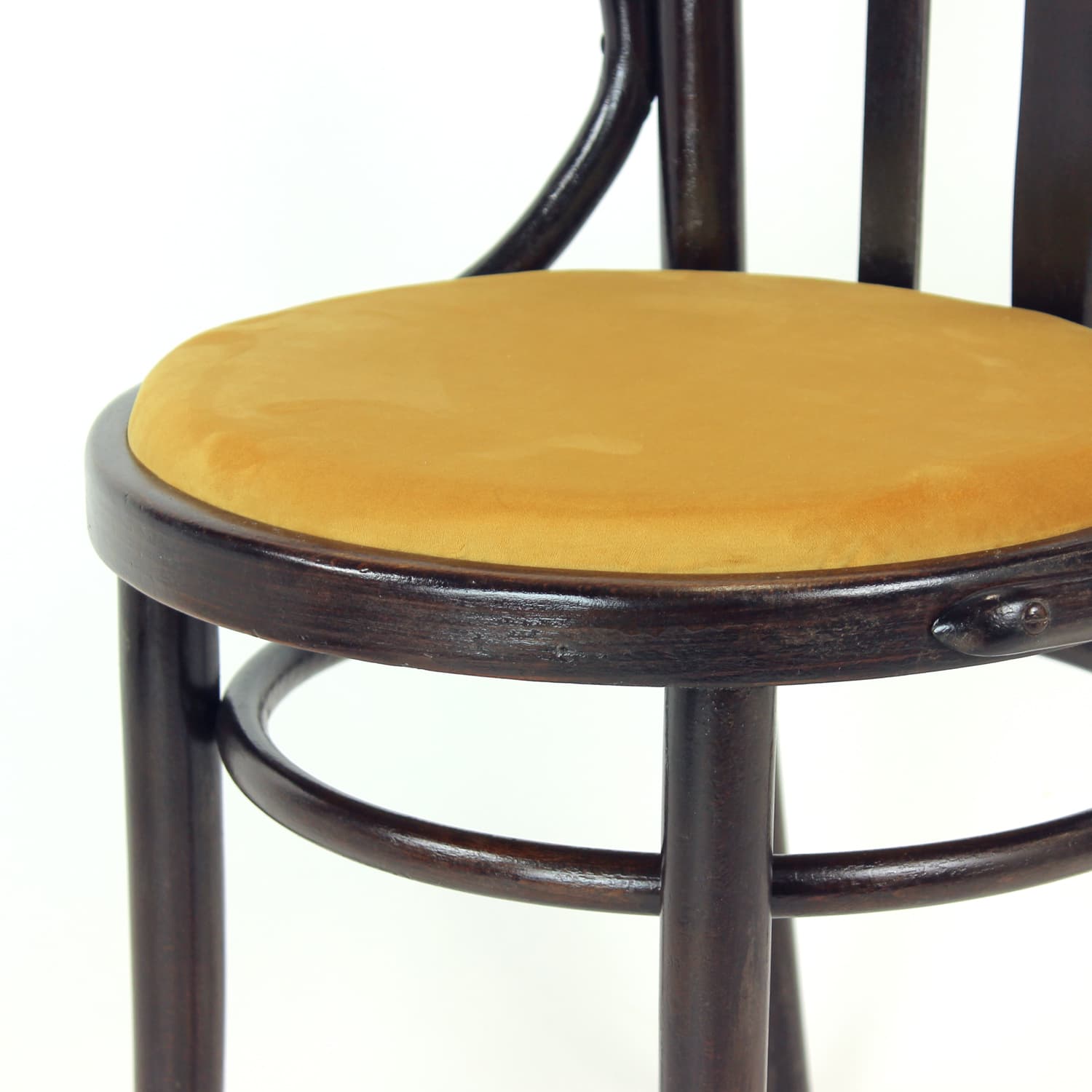Fotel No. 24, drewno brązowy, velvet złoty, proj. M. Thonet, TON, Czechosłowacja, lata 50. - 314715