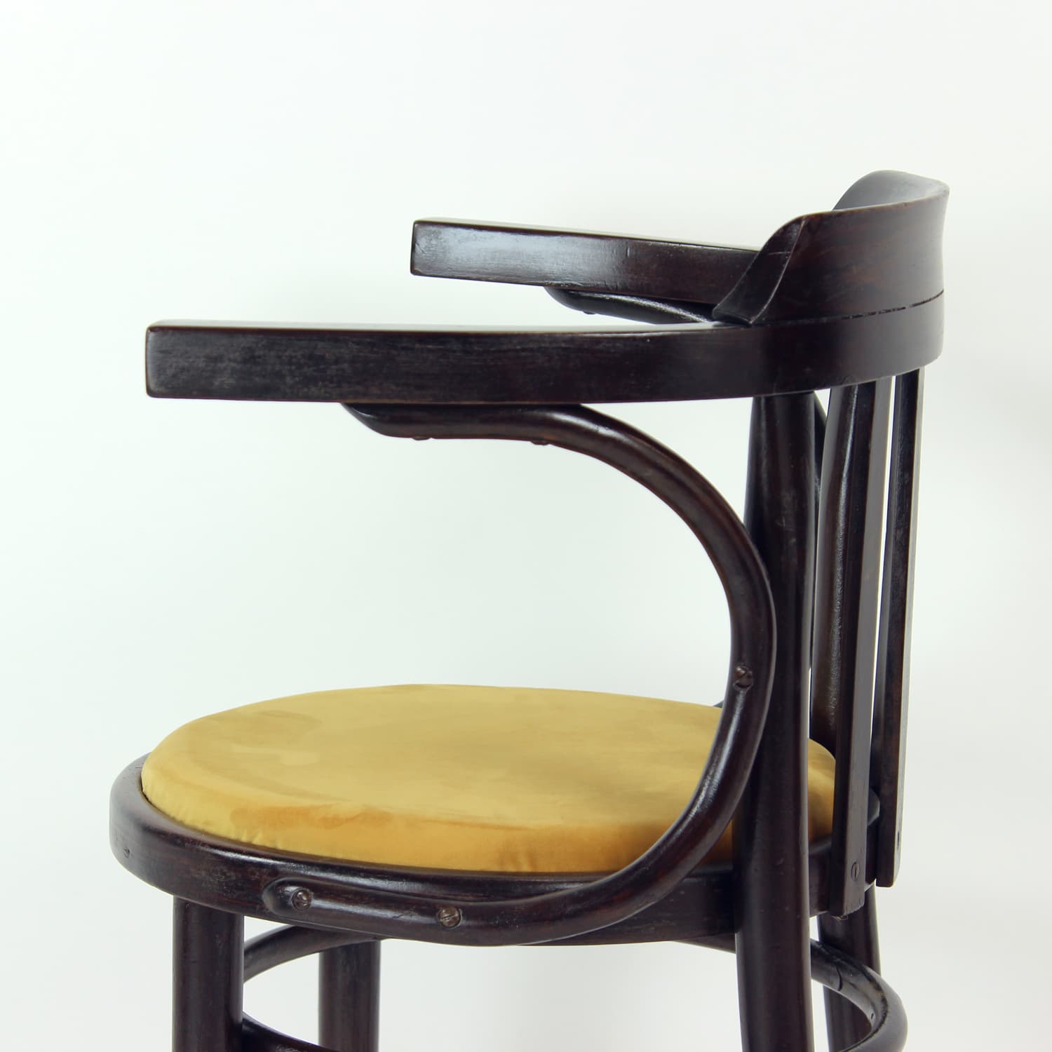 Fotel No. 24, drewno brązowy, velvet złoty, proj. M. Thonet, TON, Czechosłowacja, lata 50. - 314716