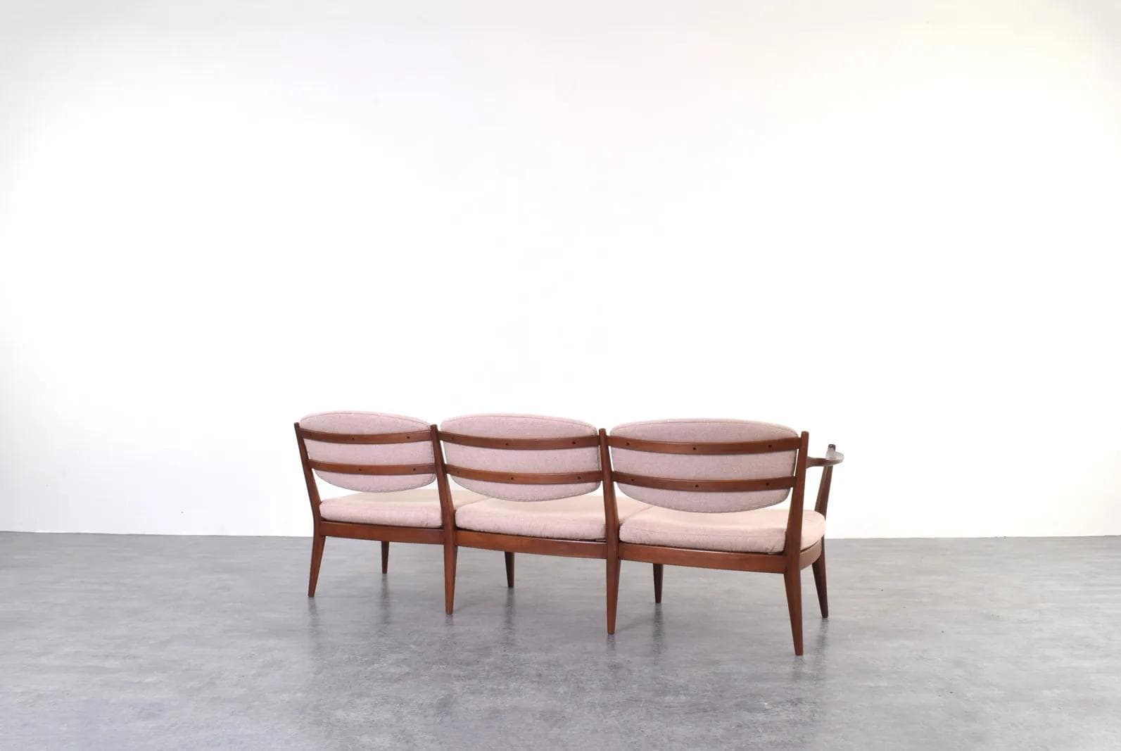 Sofa Kaminstolen, beżowo-różowa wełna, teak brązowy, proj. F. Kayser, A. Relling, Arnestad Bruk, Norwegia, lata 50. - 316011