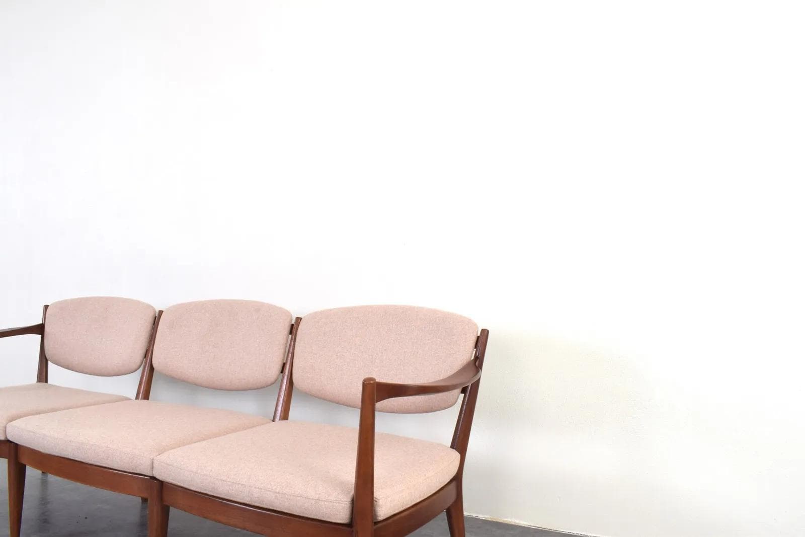 Sofa Kaminstolen, beżowo-różowa wełna, teak brązowy, proj. F. Kayser, A. Relling, Arnestad Bruk, Norwegia, lata 50. - 316008