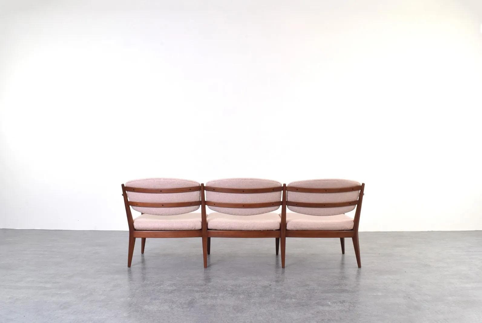 Sofa Kaminstolen, beżowo-różowa wełna, teak brązowy, proj. F. Kayser, A. Relling, Arnestad Bruk, Norwegia, lata 50. - 316003