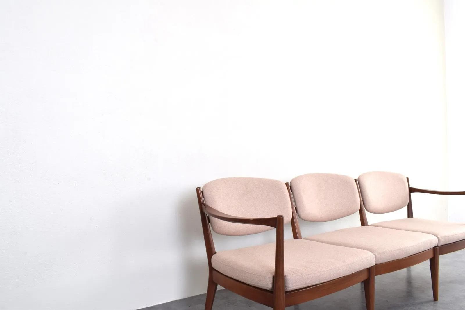 Sofa Kaminstolen, beżowo-różowa wełna, teak brązowy, proj. F. Kayser, A. Relling, Arnestad Bruk, Norwegia, lata 50. - 316007