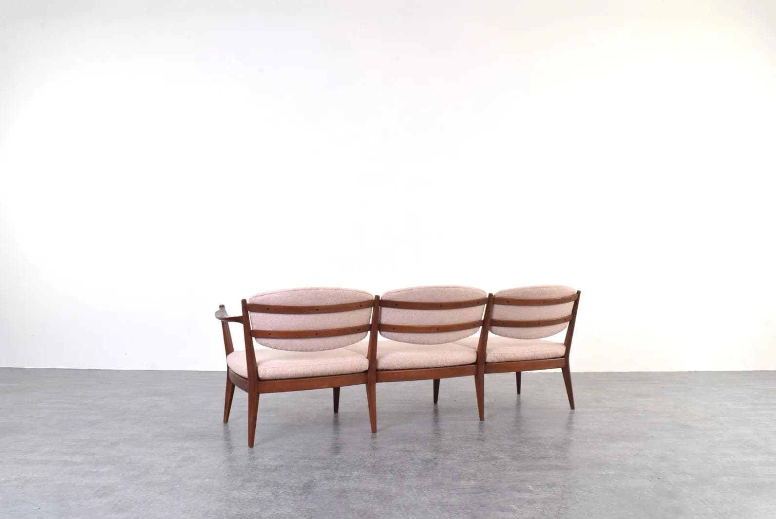 Sofa Kaminstolen, beżowo-różowa wełna, teak brązowy, proj. F. Kayser, A. Relling, Arnestad Bruk, Norwegia, lata 50. - 316012