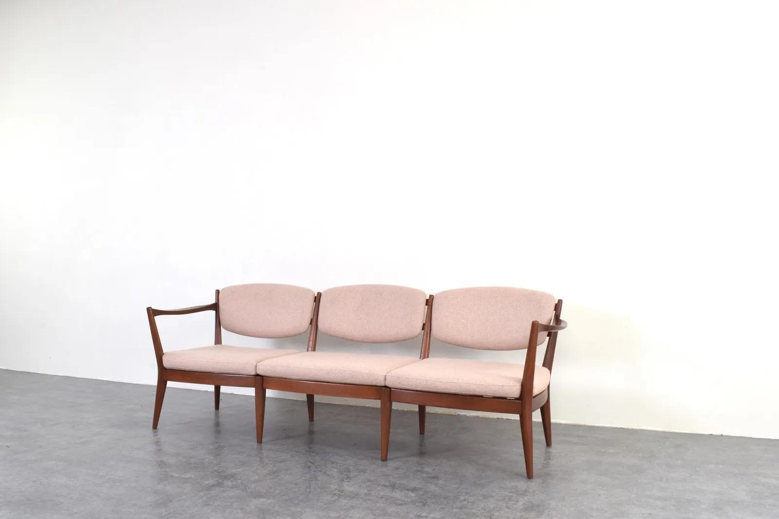 Sofa Kaminstolen, beżowo-różowa wełna, teak brązowy, proj. F. Kayser, A. Relling, Arnestad Bruk, Norwegia, lata 50. - 316006