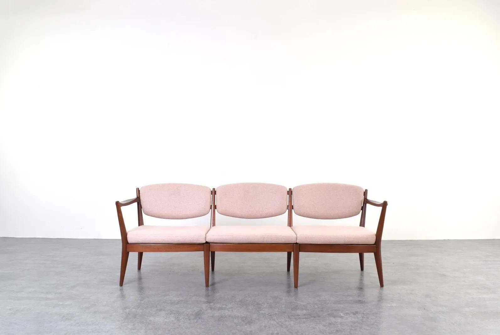 Sofa Kaminstolen, beżowo-różowa wełna, teak brązowy, proj. F. Kayser, A. Relling, Arnestad Bruk, Norwegia, lata 50. - 316004