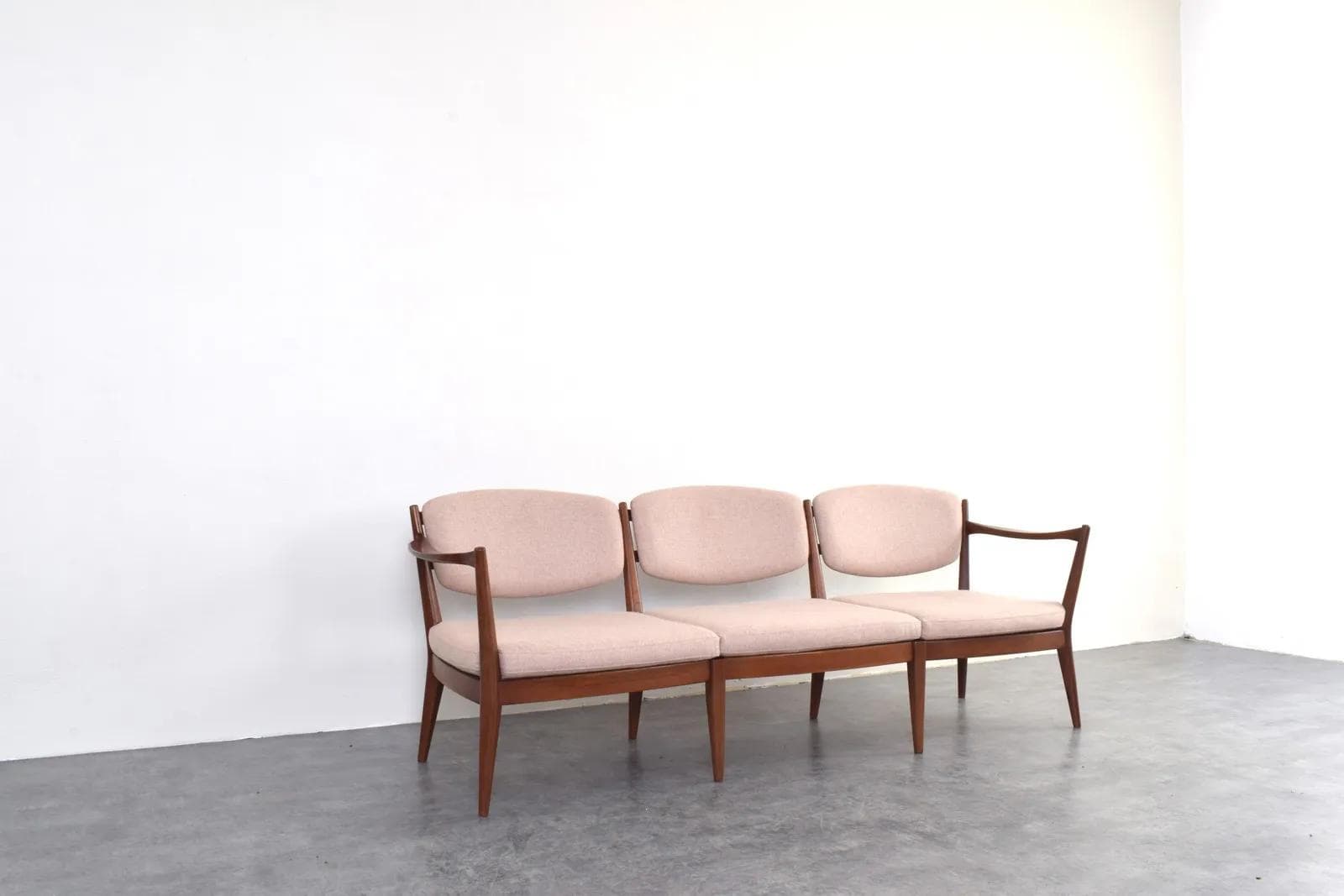 Sofa Kaminstolen, beżowo-różowa wełna, teak brązowy, proj. F. Kayser, A. Relling, Arnestad Bruk, Norwegia, lata 50. - 316005