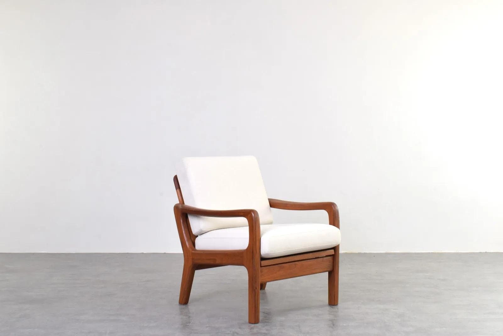 Fotel, brązowy teak, tkanina beżowa, proj. J. Kristensen, Glostrup Møbelfabrik, Dania, lata 60. - 315770