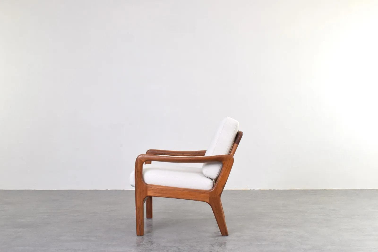 Fotel, brązowy teak, tkanina beżowa, proj. J. Kristensen, Glostrup Møbelfabrik, Dania, lata 60. - 315772