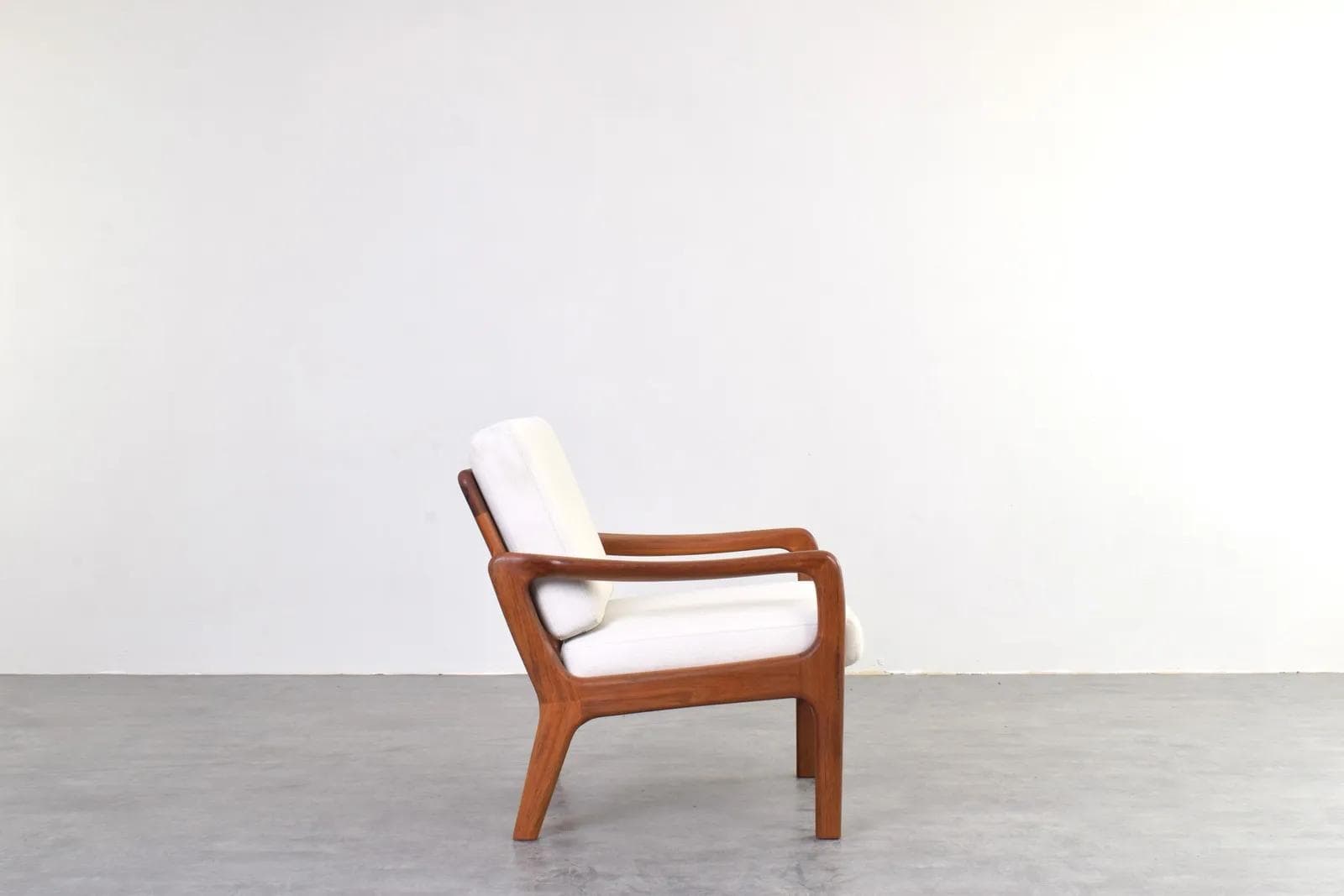Fotel, brązowy teak, tkanina beżowa, proj. J. Kristensen, Glostrup Møbelfabrik, Dania, lata 60. - 315771