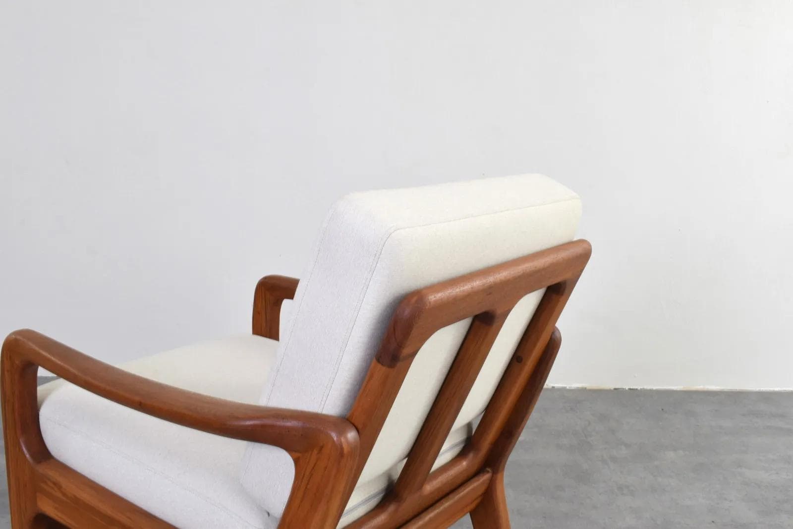 Fotel, brązowy teak, tkanina beżowa, proj. J. Kristensen, Glostrup Møbelfabrik, Dania, lata 60. - 315777