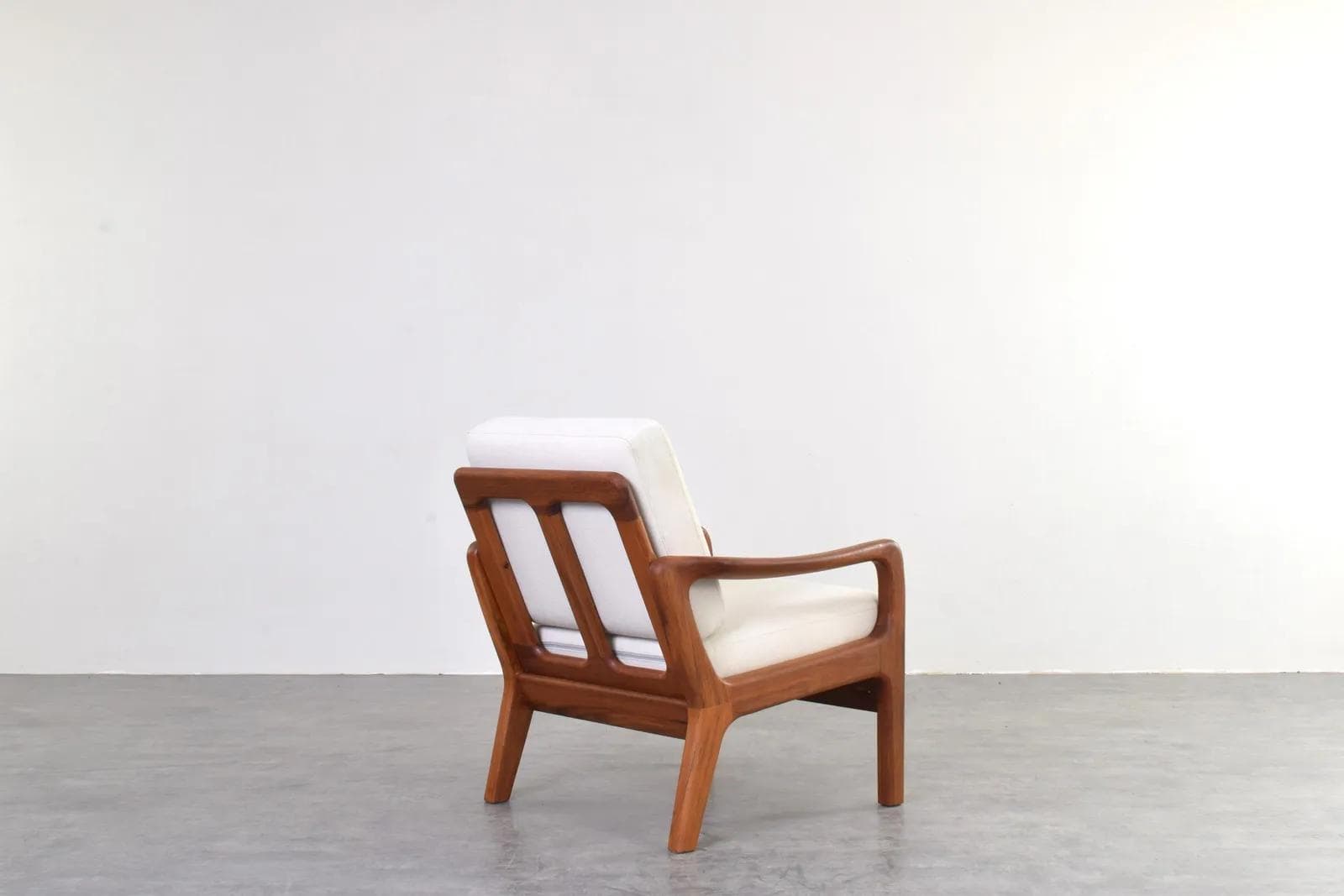 Fotel, brązowy teak, tkanina beżowa, proj. J. Kristensen, Glostrup Møbelfabrik, Dania, lata 60. - 315769
