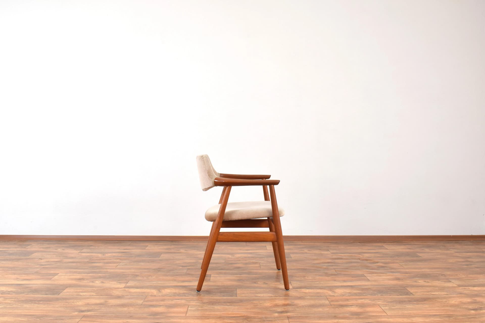 Fotel, teak brązowy, velvet beżowy, proj. S. Åge Eriksen, Glostrup Møbelfabrik, Dania, lata 60. - 315714