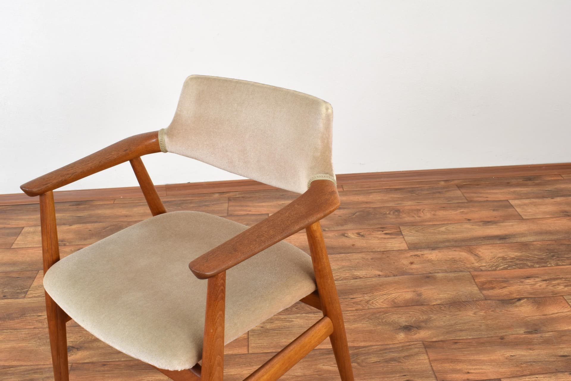 Fotel, teak brązowy, velvet beżowy, proj. S. Åge Eriksen, Glostrup Møbelfabrik, Dania, lata 60. - 315719