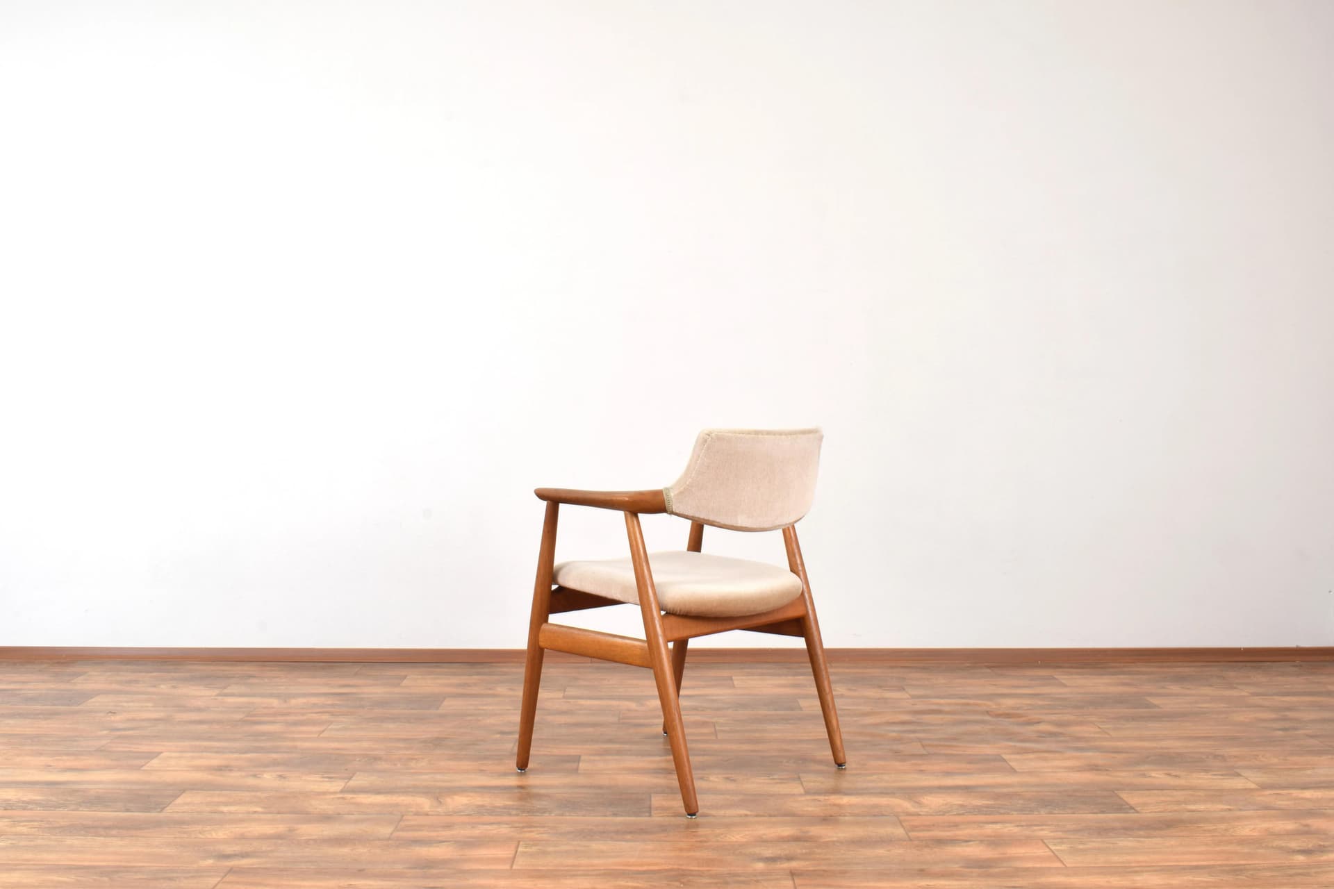 Fotel, teak brązowy, velvet beżowy, proj. S. Åge Eriksen, Glostrup Møbelfabrik, Dania, lata 60. - 315723
