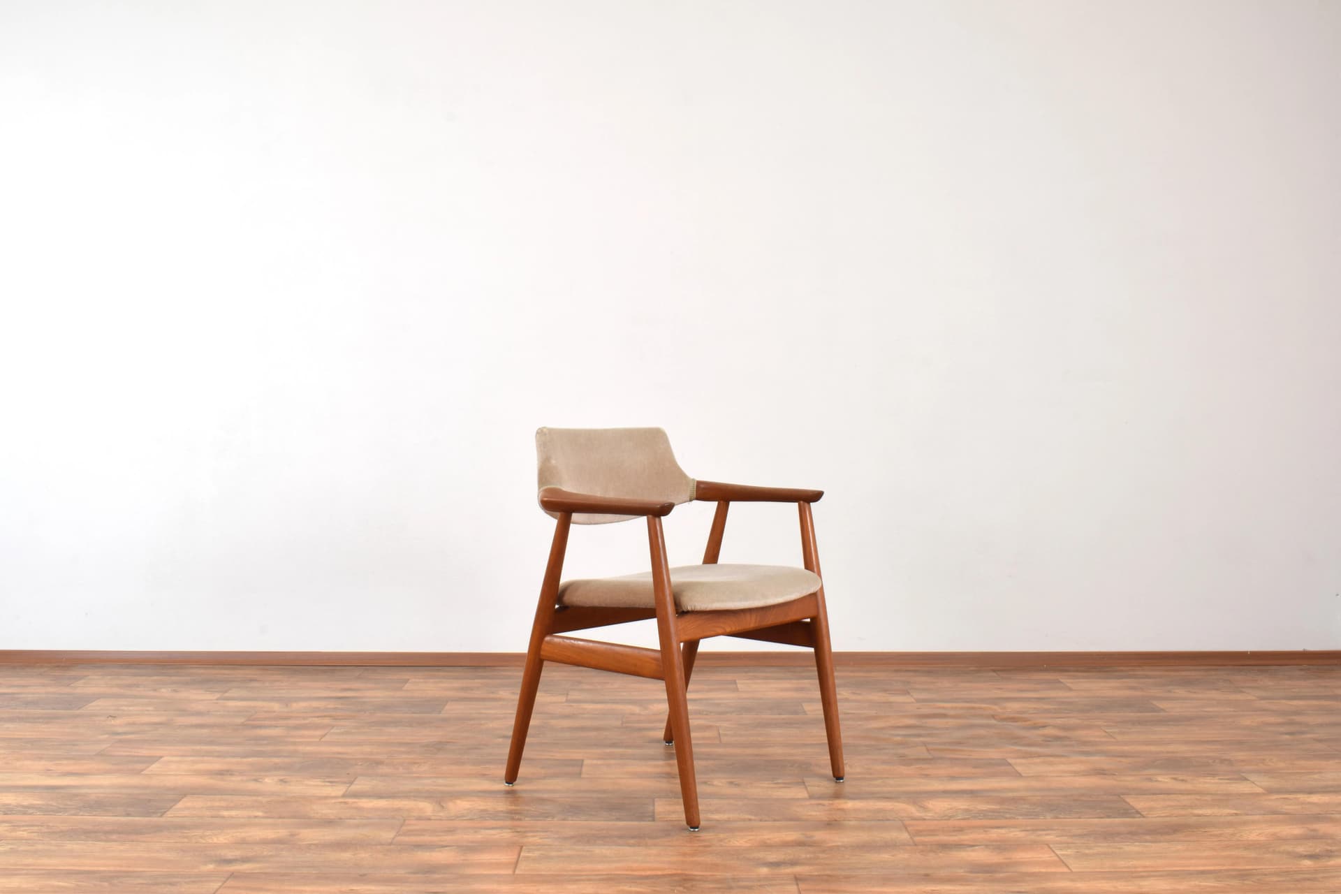 Fotel, teak brązowy, velvet beżowy, proj. S. Åge Eriksen, Glostrup Møbelfabrik, Dania, lata 60. - 315715