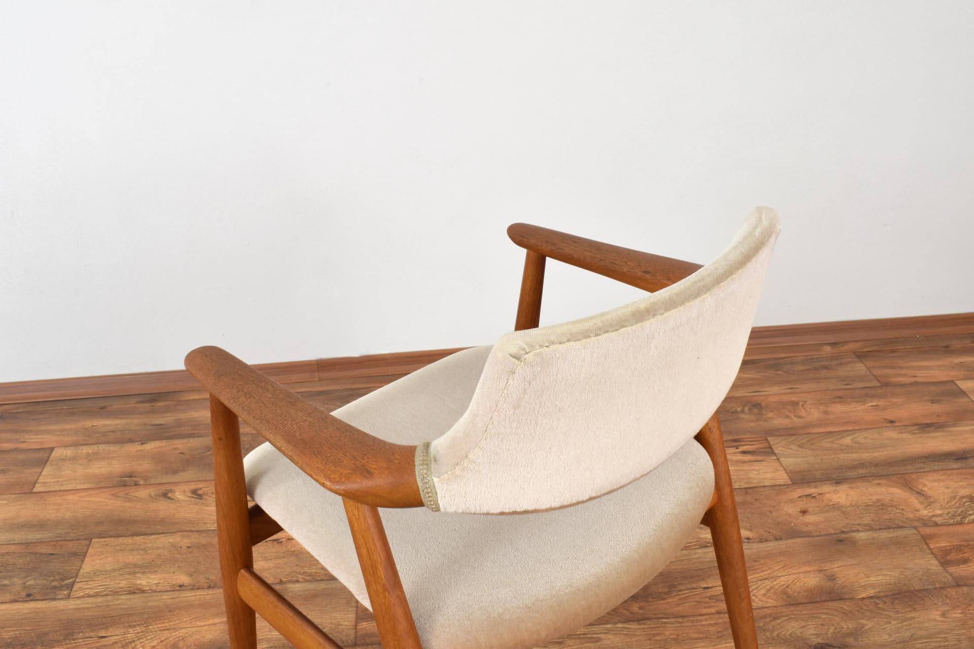 Fotel, teak brązowy, velvet beżowy, proj. S. Åge Eriksen, Glostrup Møbelfabrik, Dania, lata 60. - 315722