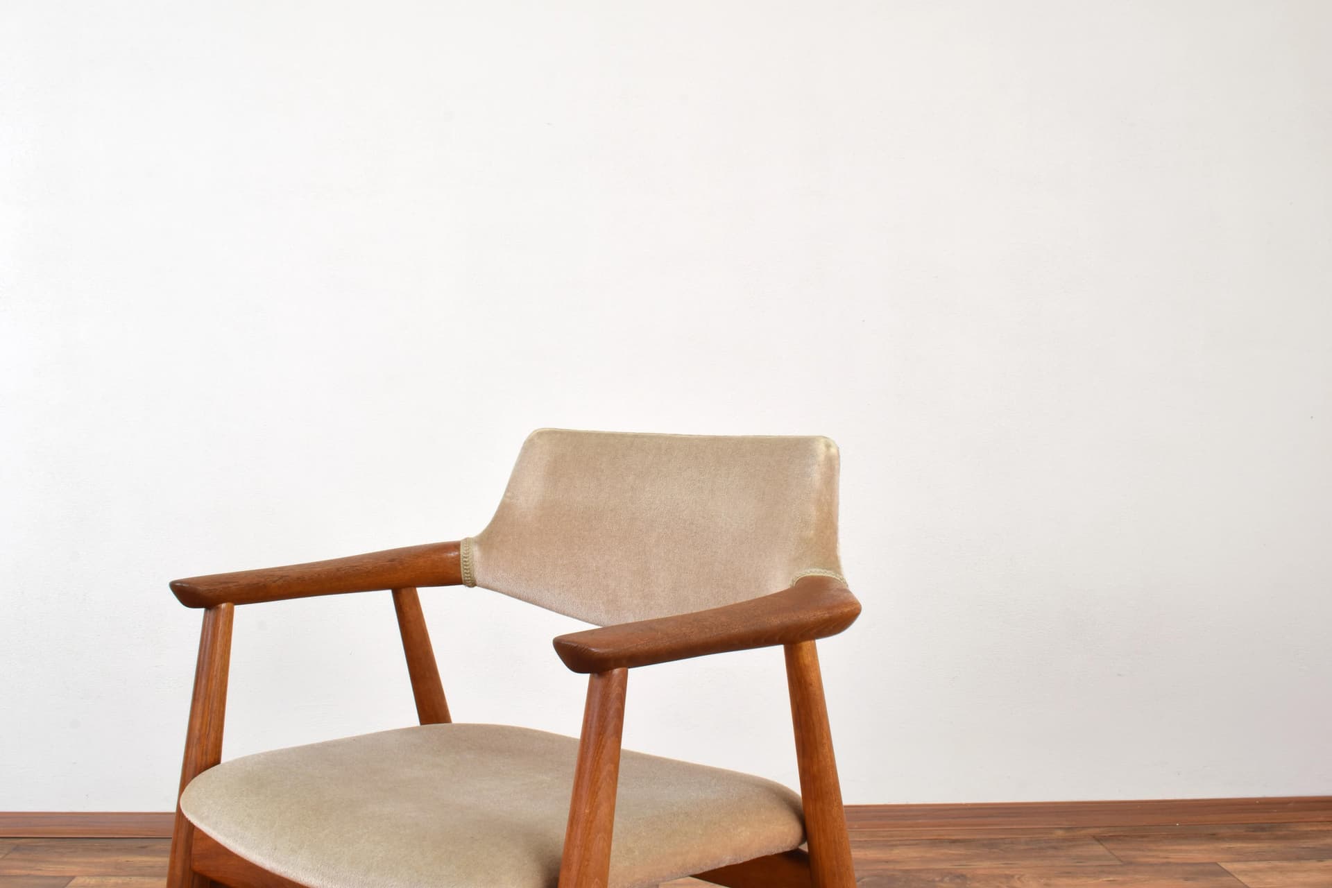 Fotel, teak brązowy, velvet beżowy, proj. S. Åge Eriksen, Glostrup Møbelfabrik, Dania, lata 60. - 315721